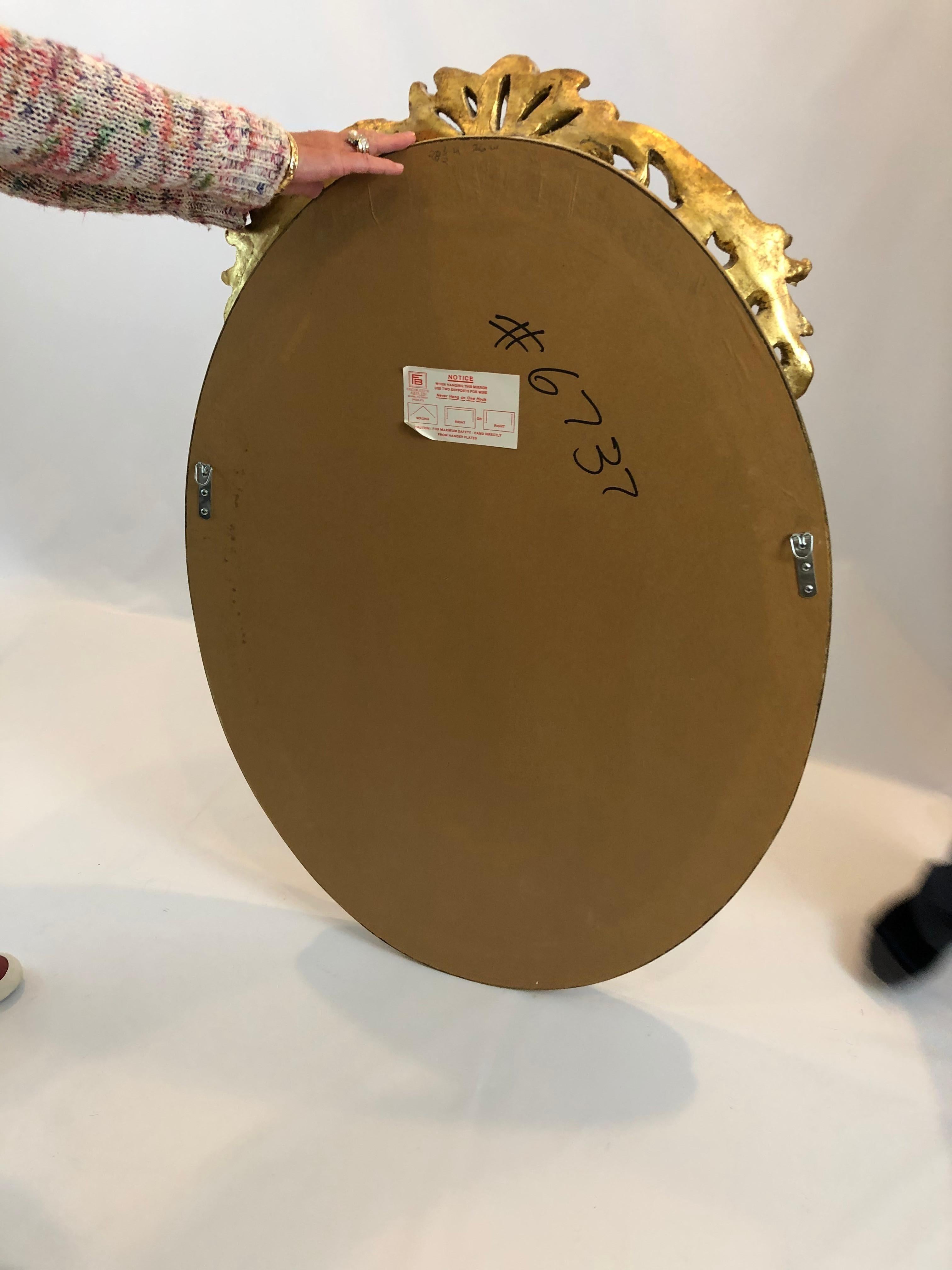 Ovaler Spiegel aus vergoldetem Holz der Gebrüder Friedman im Angebot 1