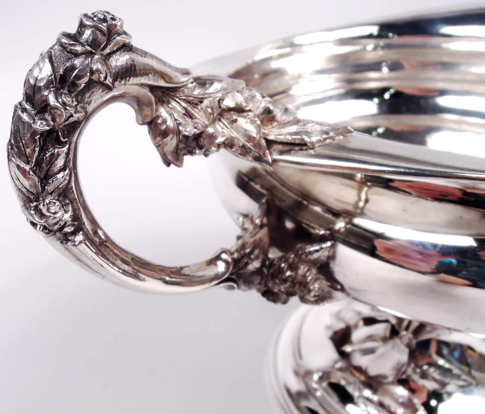 Schöne deutsche Silberschale mit Fuß und Rosenknospen aus Silber (Deutsch) im Angebot