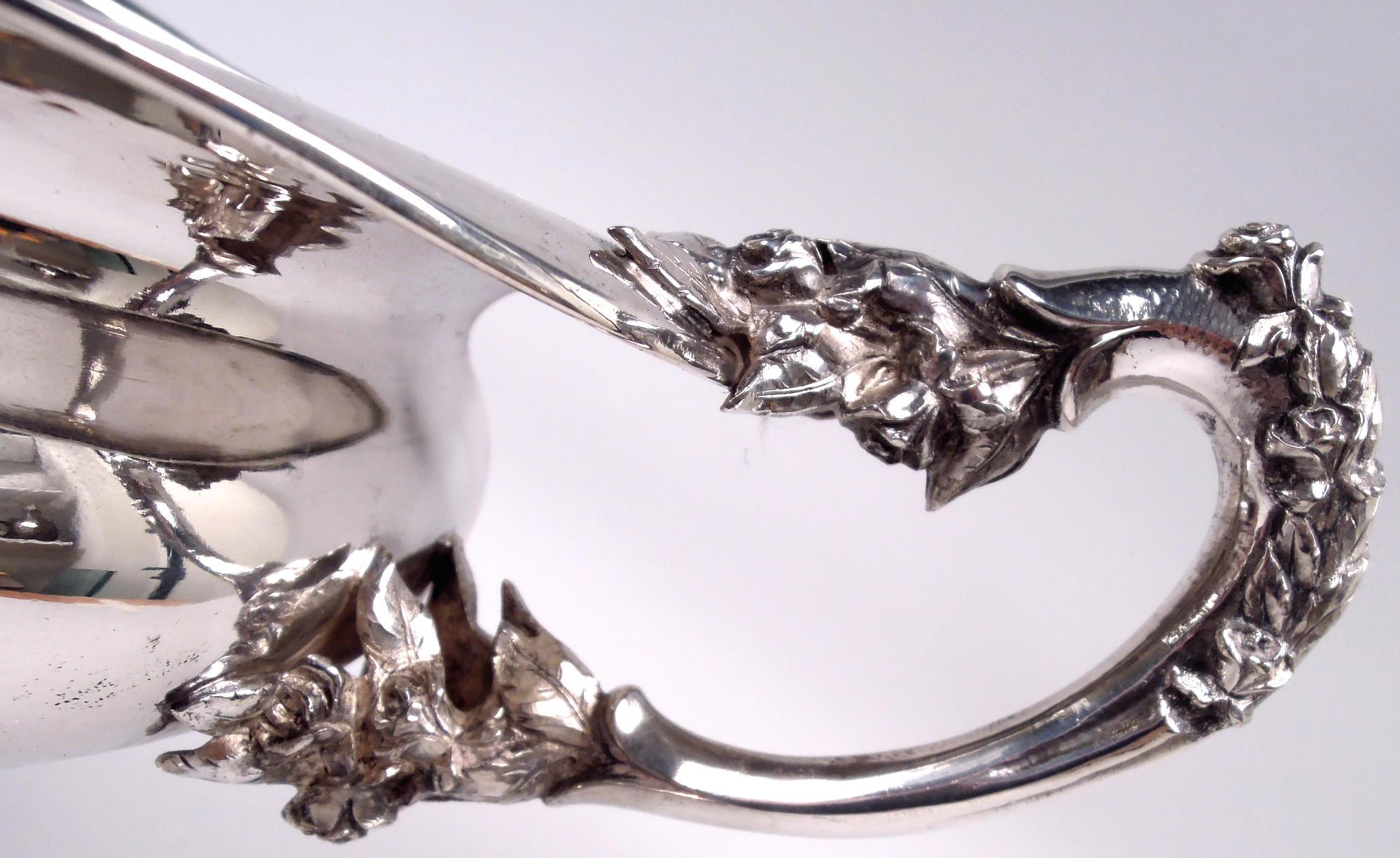 Schöne deutsche Silberschale mit Fuß und Rosenknospen aus Silber im Zustand „Gut“ im Angebot in New York, NY