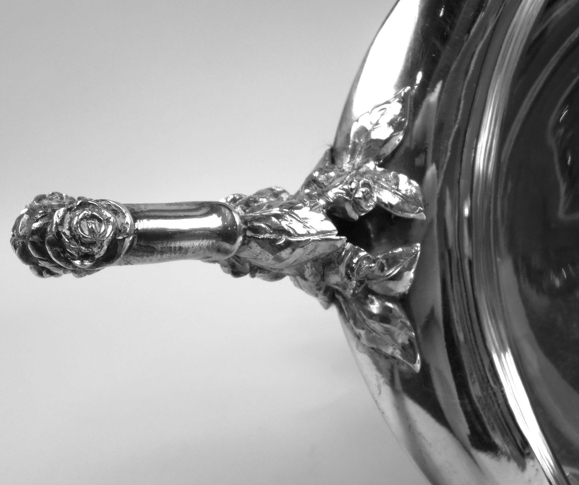 Schöne deutsche Silberschale mit Fuß und Rosenknospen aus Silber (20. Jahrhundert) im Angebot