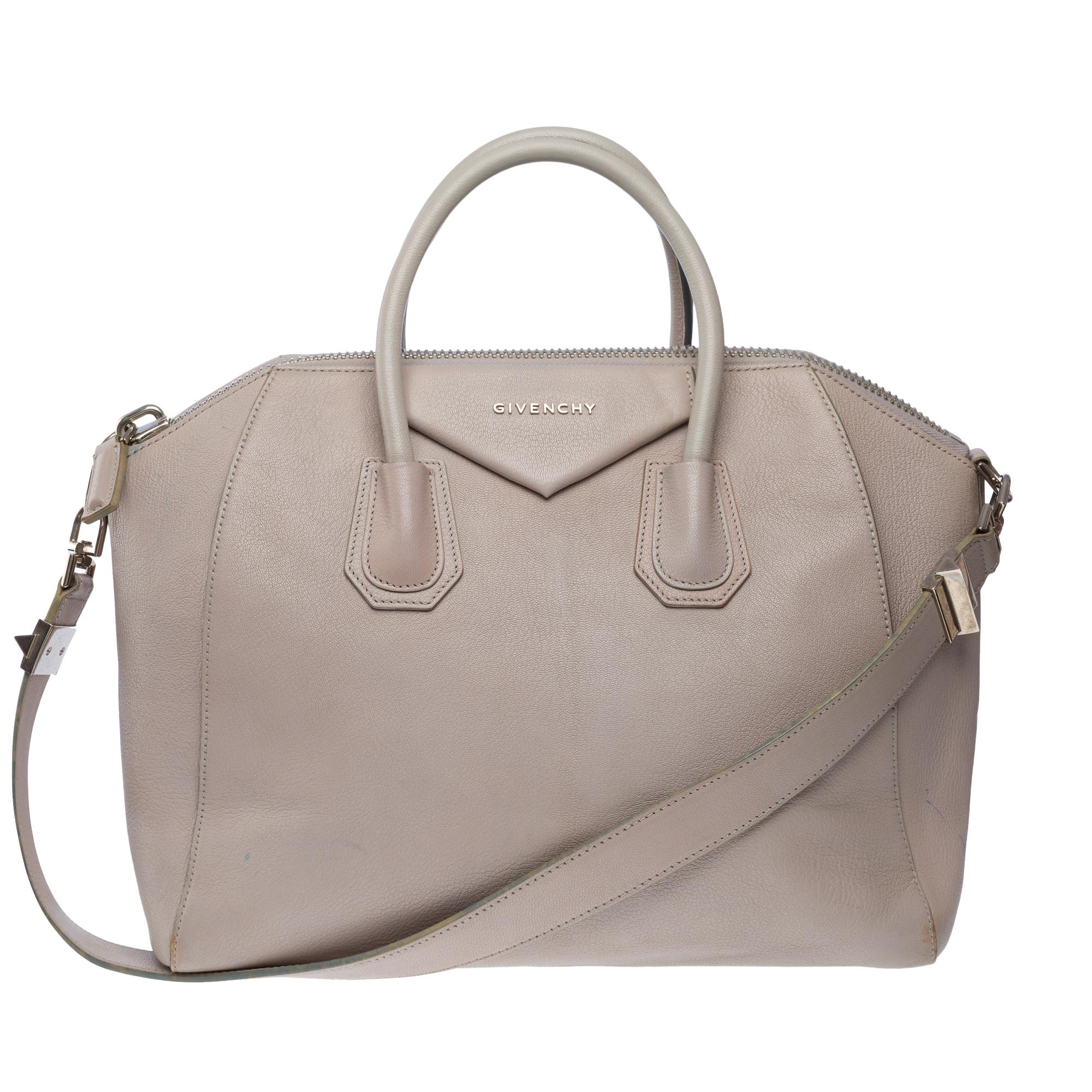 Pretty​ ​Givenchy​ ​Antigona​ ​handbag​ ​strap​ ​in​ ​grey​ ​grained​ ​leather,​ ​silver​ ​metal​ ​trim,​ ​double​ ​handle​ ​in​ ​grey​ ​leather,​ ​a​ ​removable​ ​handle​ ​in​ ​grey​ ​leather​ ​for​ ​carrying​ ​hand​ ​or​ ​shoulder​