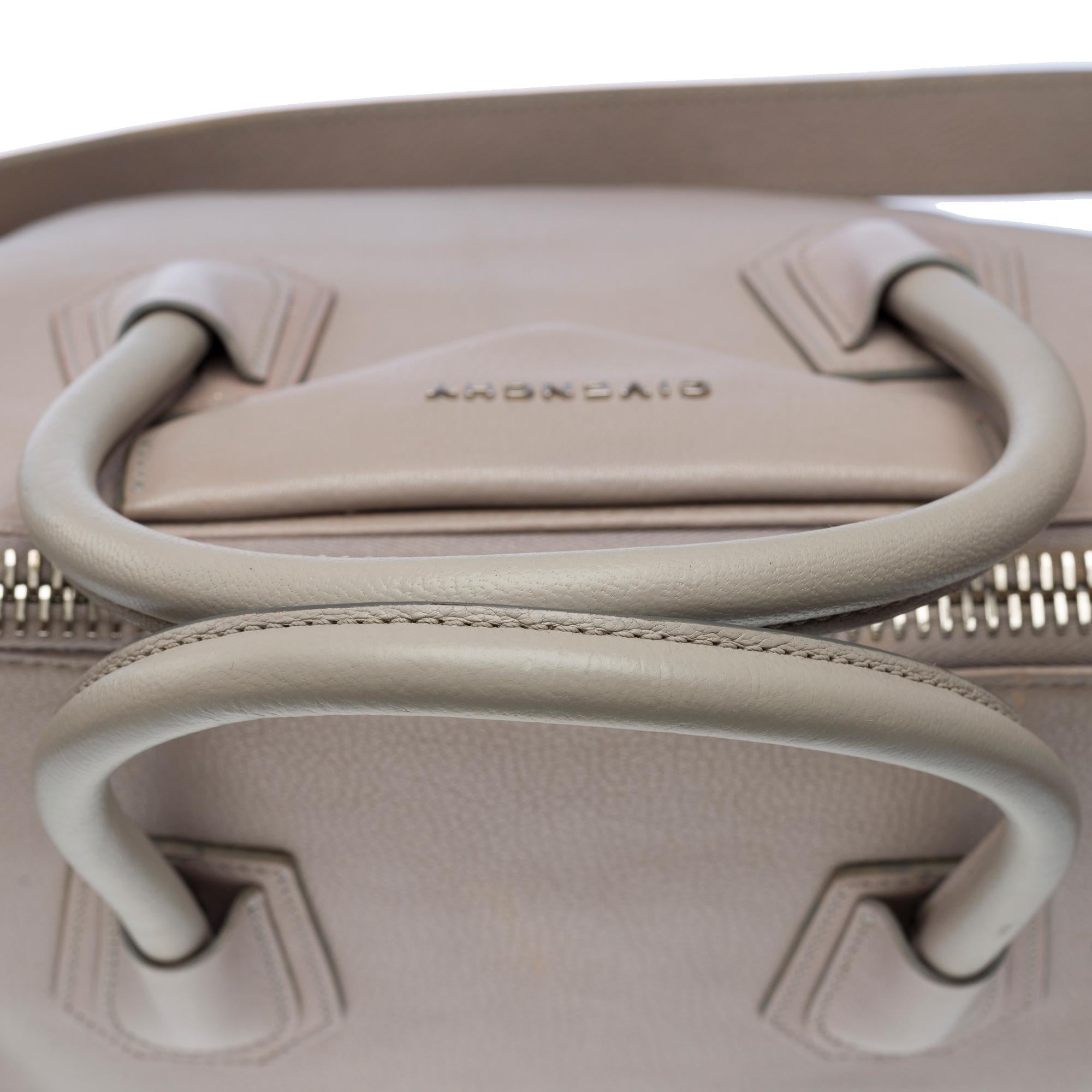 Pretty Givenchy Antigona handbag strap in Grey grained leather, SHW For Sale 4