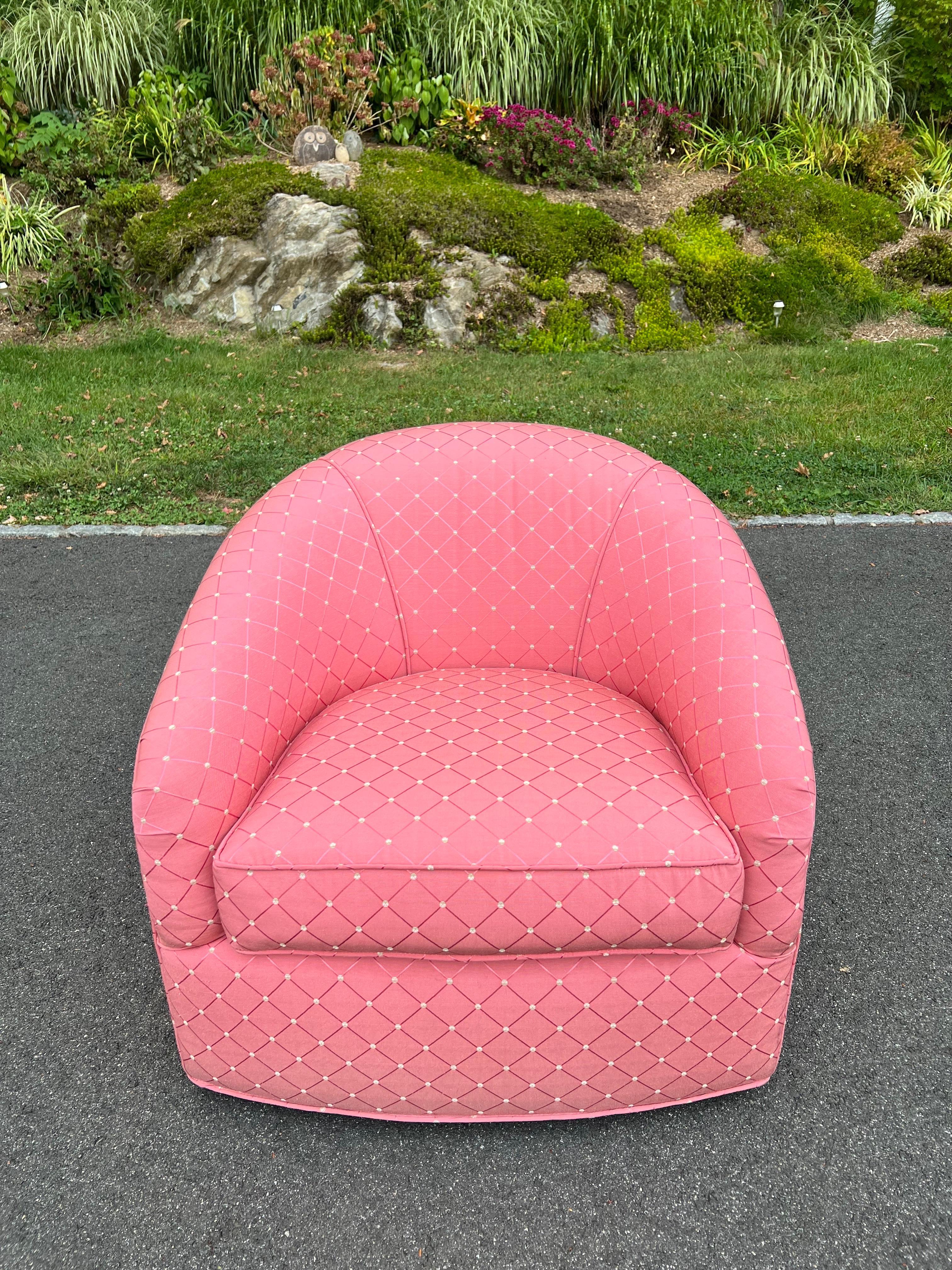 Hübscher pinkfarbener Fass-Drehstuhl. Solide Stühle der Spitzenklasse. Sehr komfortabel mit klassischen Linien und niedrigem Profil. Unverändert verwenden oder auf Wunsch wiederherstellen. Ein Paar ist in verschiedenen Stoffen erhältlich. Siehe