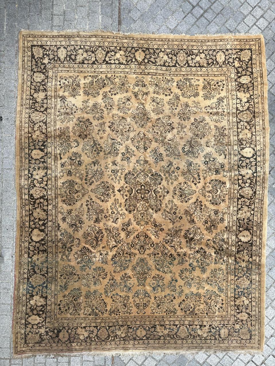 Pretty antique Yazd rug, entirely hand knotted with wool velvet on cotton foundation.
Discover the timeless elegance of the early 20th century with our rare rug! Immerse yourself in history with this authentic piece, delicately worn by the passage