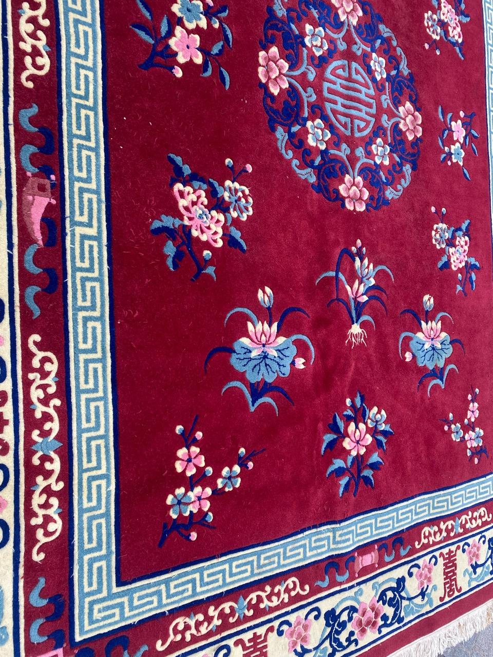 Joli tapis chinois vintage avec un beau design chinois et un champ de couleur rouge, entièrement noué à la main avec du velours de laine sur une base de coton.

✨✨✨
