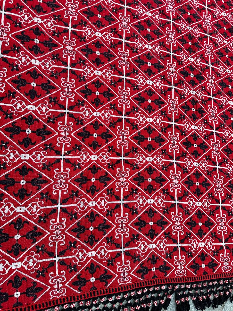 Hübscher Vintage-Webteppich mit zwei Gesichtern mit zwei Hintergrundfarben, mit geometrischen und  kreuzt das Design, in Rot, Schwarz und Weiß. Mit Wolle auf Jacquard-Webstühlen gewebt.

✨✨✨

