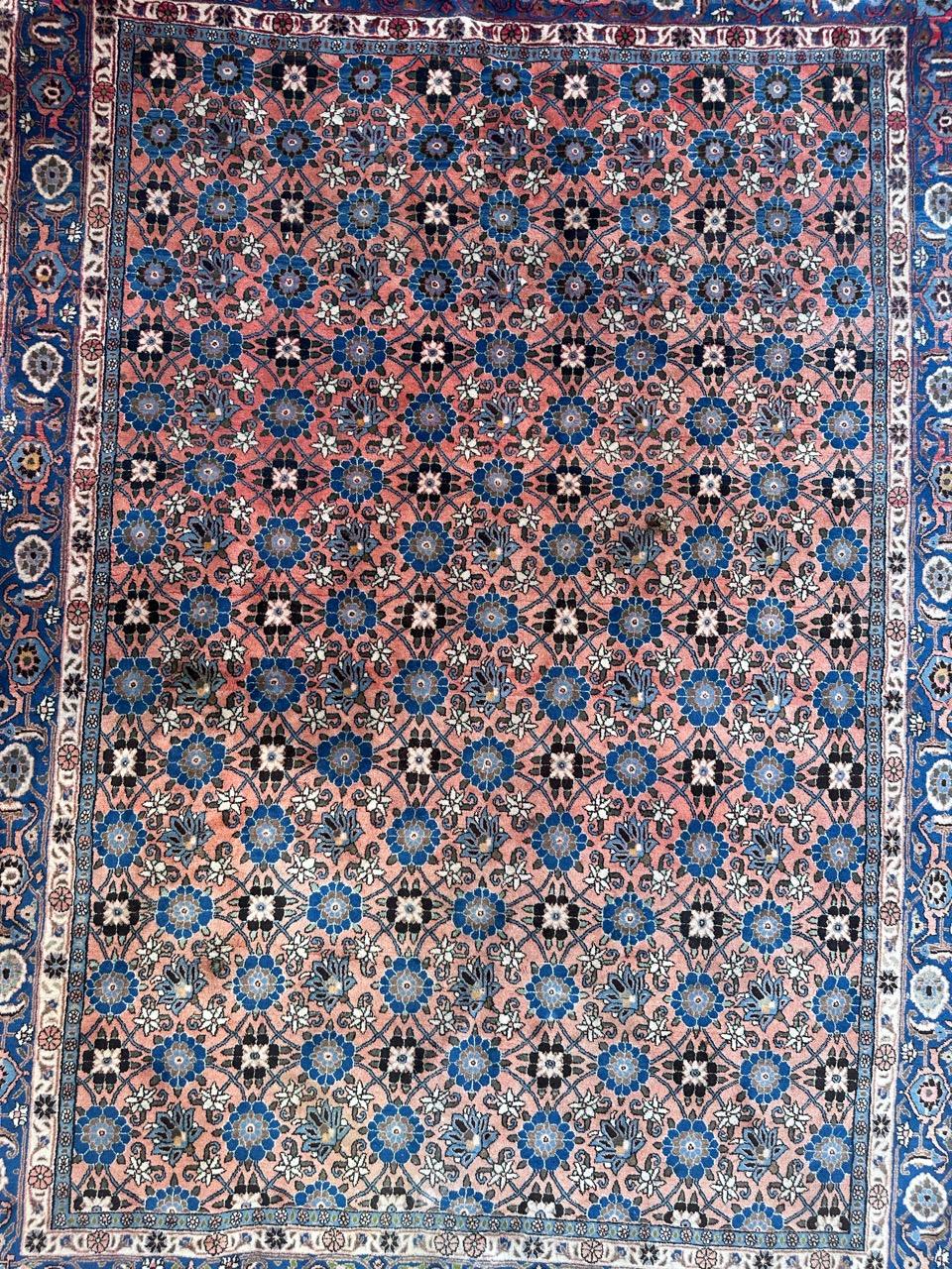Sehr schöne Mitte des Jahrhunderts luxuriösen Teppich mit schönen Designs der stilisierten Blumen alle über das Feld, auf einem roten rosa Hintergrund, vollständig und sehr fein von Hand mit Wolle auf der Grundlage von Baumwolle geknüpft.
Verblasste