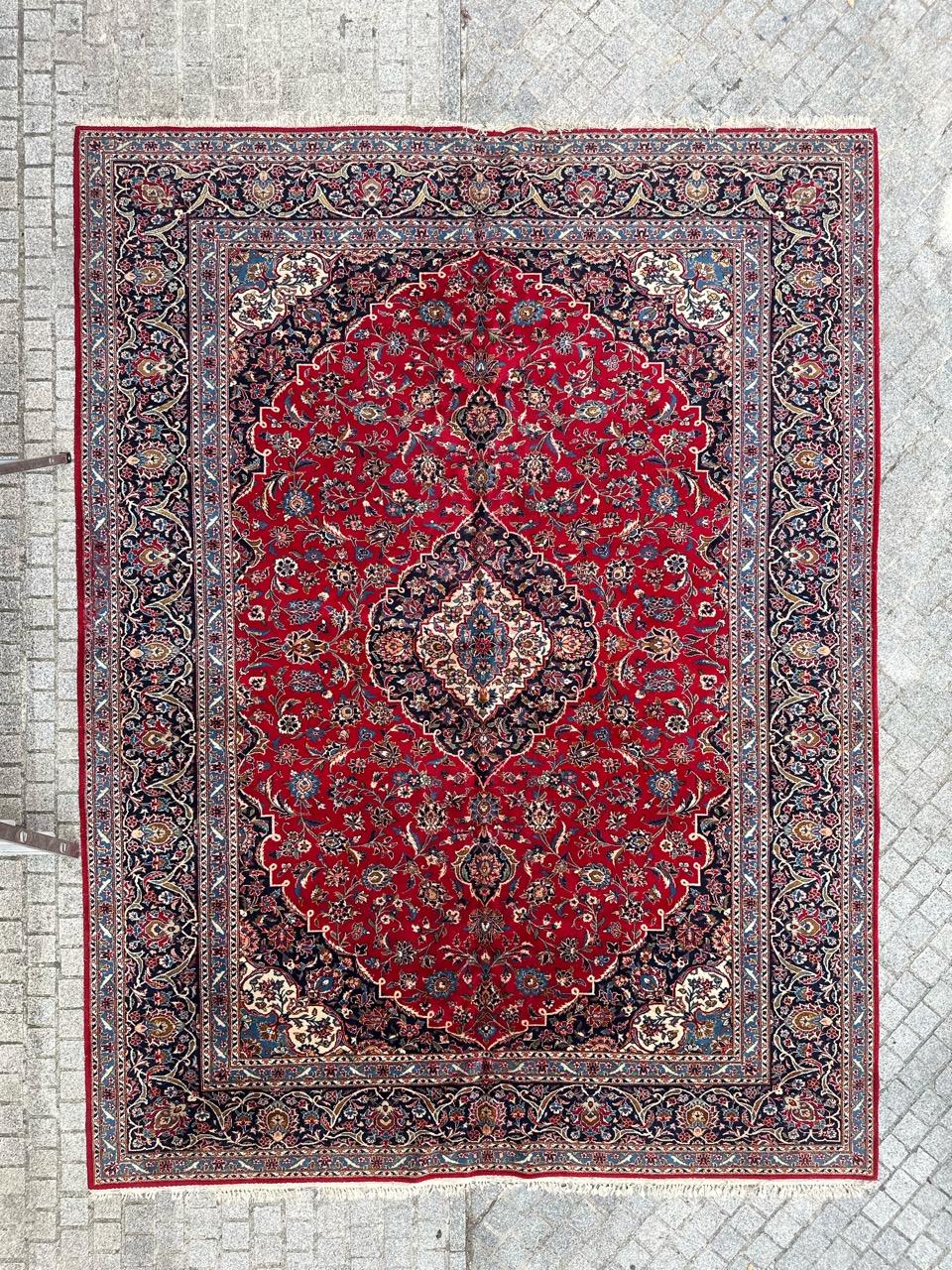 Ti presentiamo uno splendido tappeto Kashan di grandi dimensioni risalente alla metà del secolo scorso, caratterizzato da un accattivante disegno floreale e da colori squisiti. Questo capolavoro è meticolosamente annodato a mano utilizzando velluto