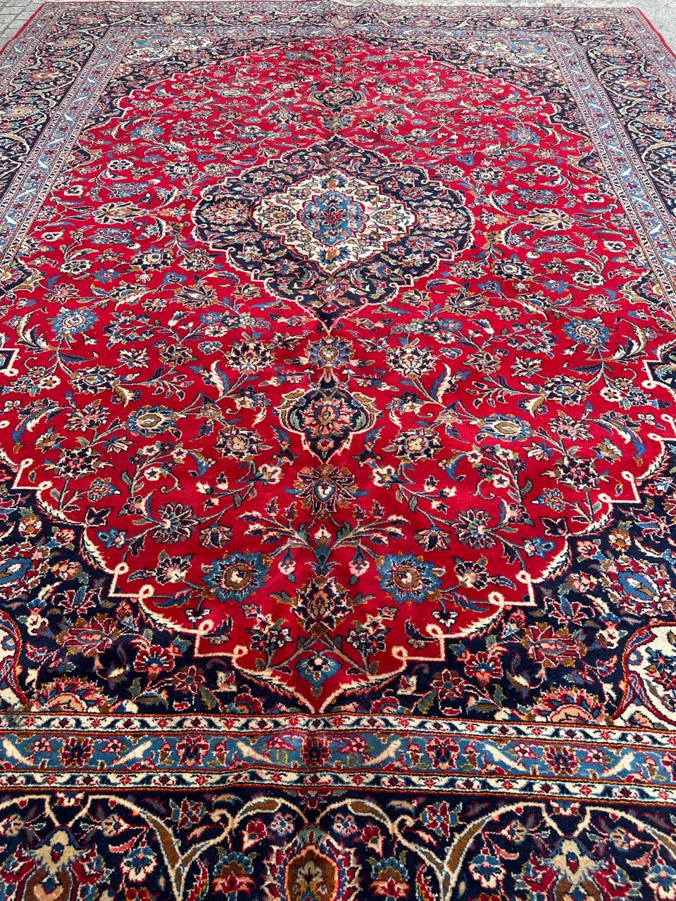 Indiano Tappeto vintage in stile Kashan di Bobyrug, piuttosto grande in vendita