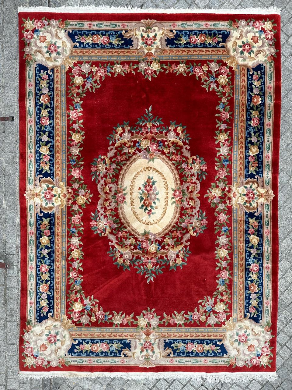  Grand tapis chinois exquis avec un superbe design floral !

Ce tapis remarquable présente un fond rouge vibrant qui met en scène un médaillon blanc saisissant. Le médaillon est magnifiquement orné d'un bouquet de fleurs dans les tons vert, orange,