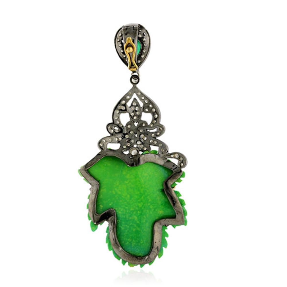 Pretty Leaf shape green turquoise pendant with diamonds and emerald around is a very delightful piece and has openable bayle on the back so you can slide your favorite chain through.

18kt: 0.41Gms
Diamond: 1.64Cts
Slv: 7.09Cts
Emerald: