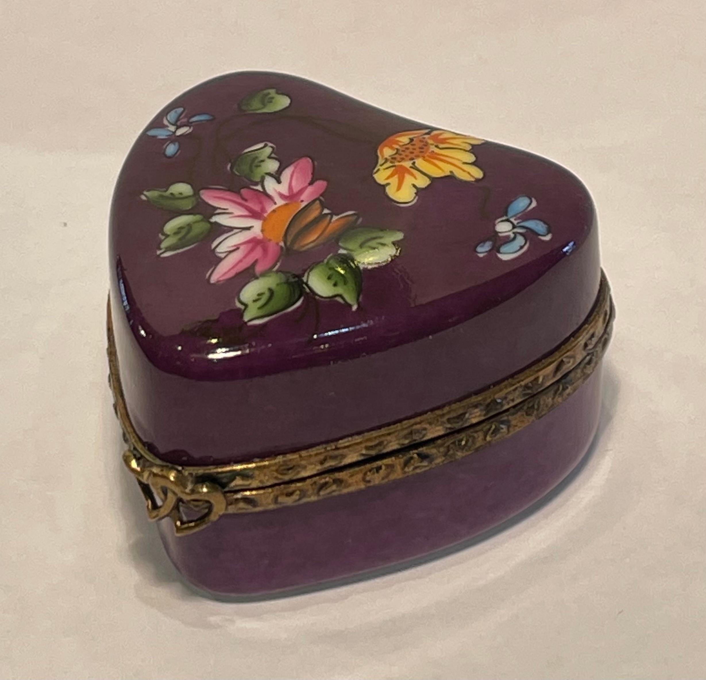 Pretty Limoges France Heart Shaped Hand Painted Porcelain Box In Good Condition In Tustin, CA