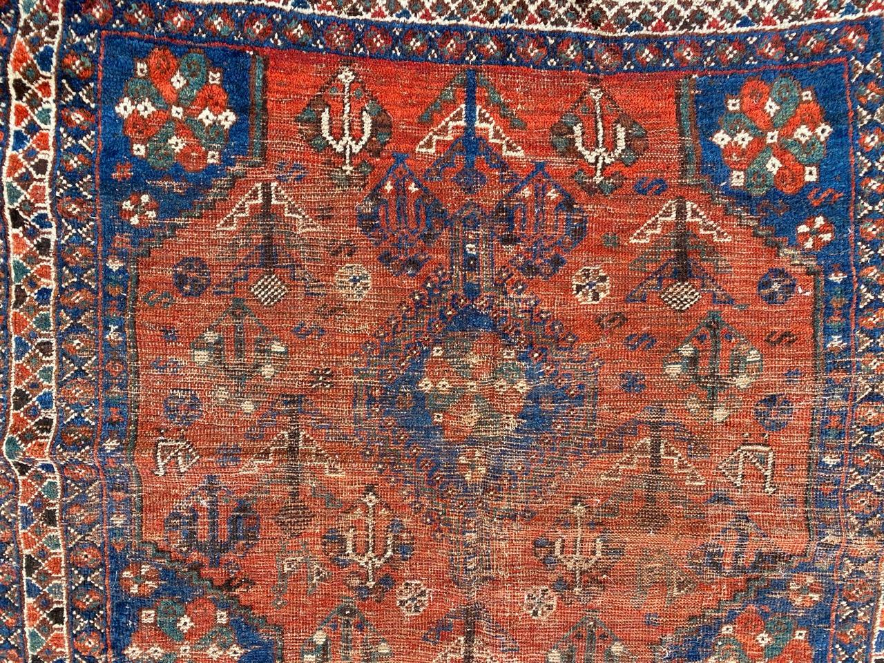 Nice antique Shiraz rug with beautiful geometrical design and nice natural colors, entirely hand knotted with wool velvet on wool foundation.
