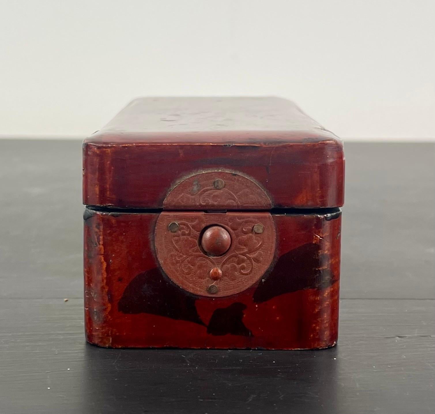 Pretty little Japanese lacquered box.
Advertising box for Wiggishoff Paris. Medal in thin gilded metal inside in the name of Wiggishoff. The box was to contain a small bottle of perfume. Jacques-Charles Wiggishoff opened his perfume factory in