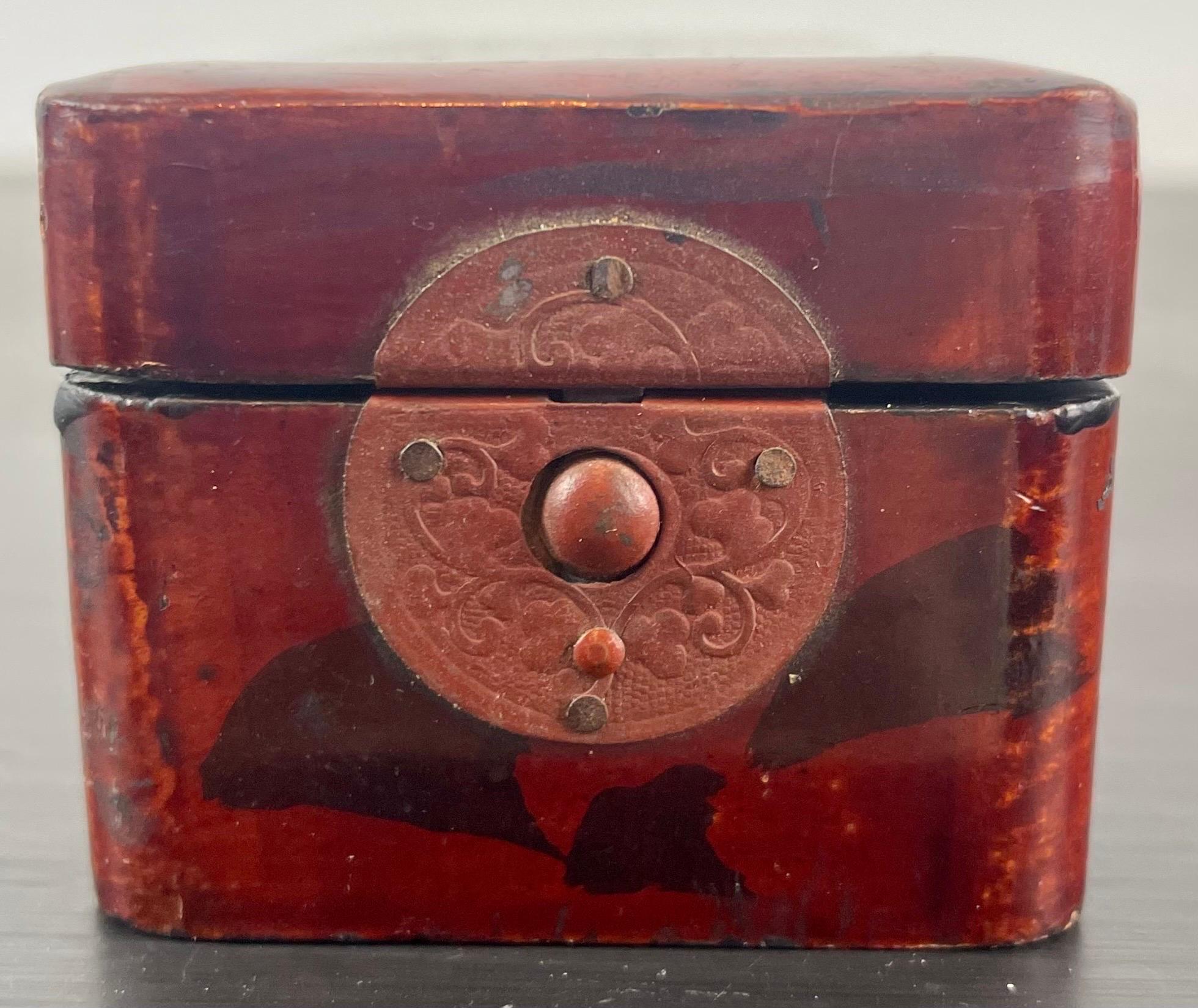 Lacquered Small Japanese lacquered advertising box for Wiggishoff Paris, late 19th century
