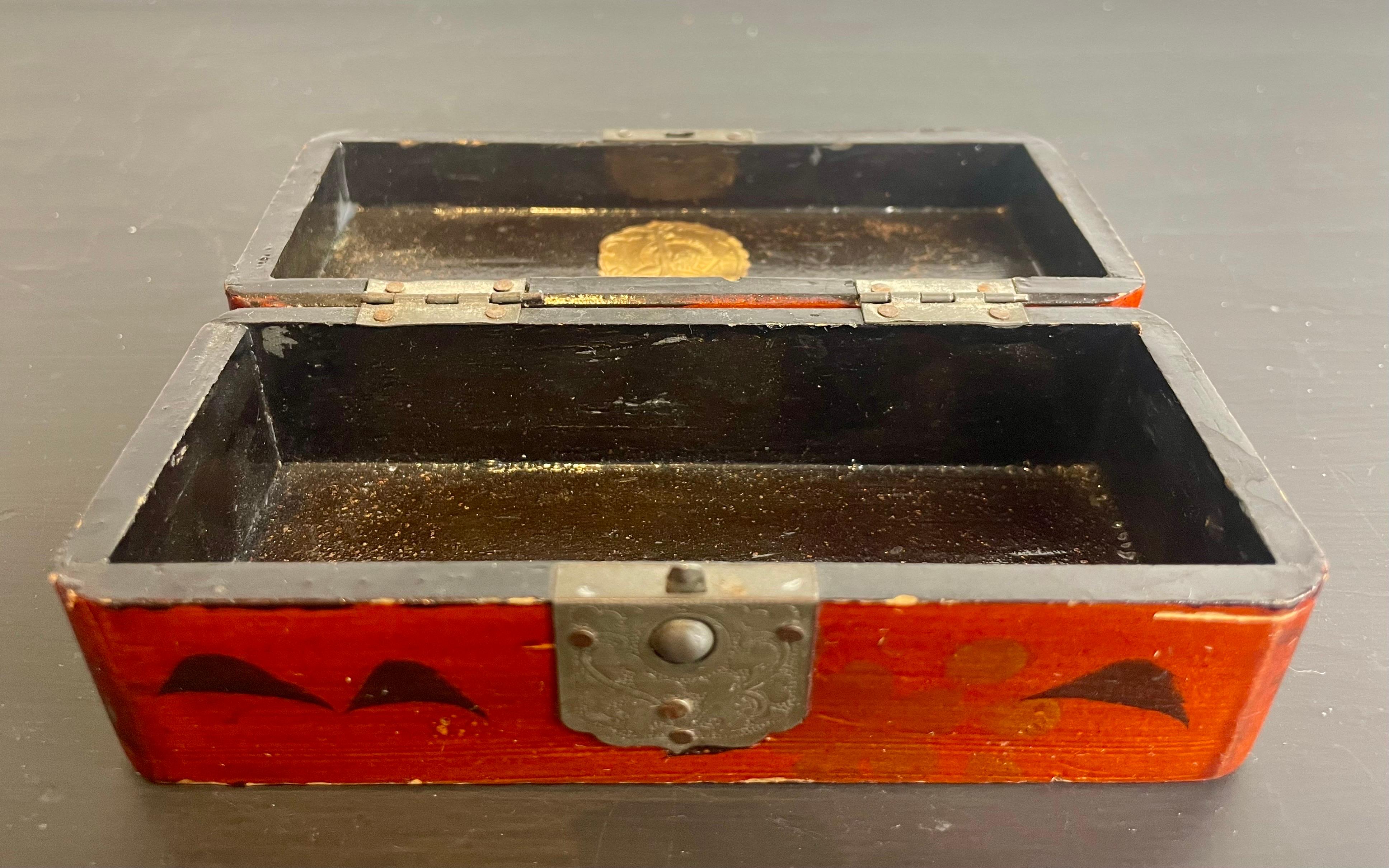Wood Small red lacquered Japanese box with royal motto of the Netherlands, 1880 For Sale
