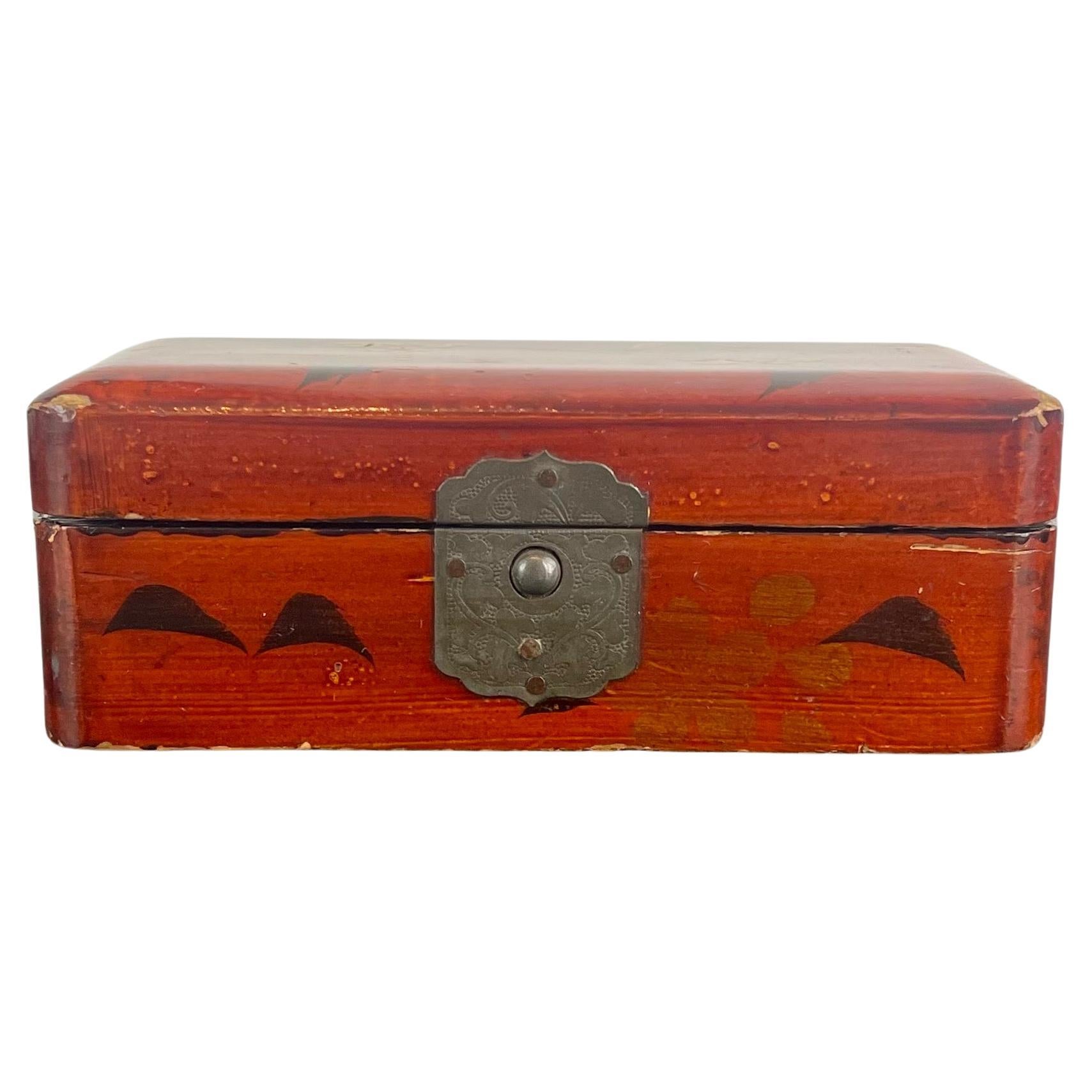 Small red lacquered Japanese box with royal motto of the Netherlands, 1880