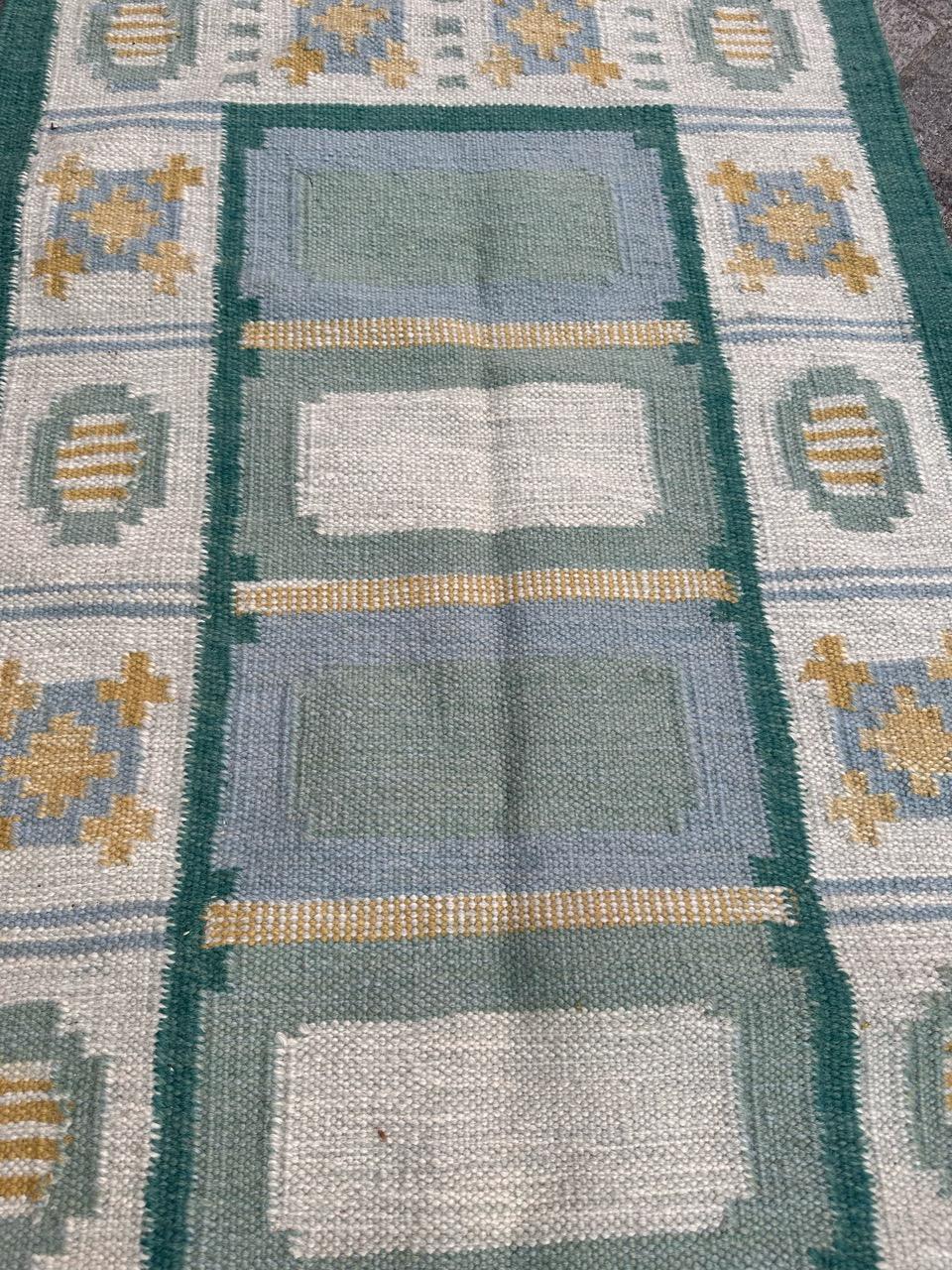 Bobyrug's hübscher kleiner skandinavischer Flachgewebe-Teppich im Zustand „Hervorragend“ im Angebot in Saint Ouen, FR