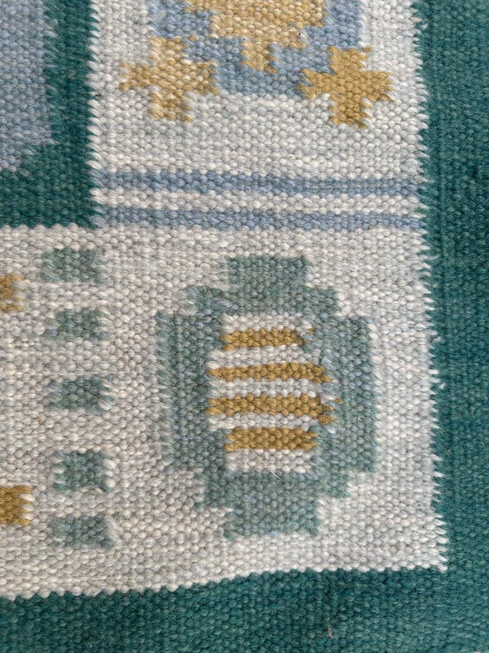 Bobyrug's hübscher kleiner skandinavischer Flachgewebe-Teppich (20. Jahrhundert) im Angebot