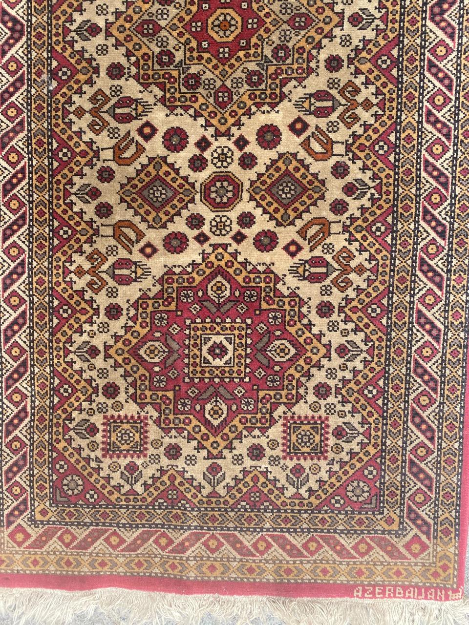 Hübscher kleiner aserbaidschanischer Vintage-Teppich (Kasachisch) im Angebot