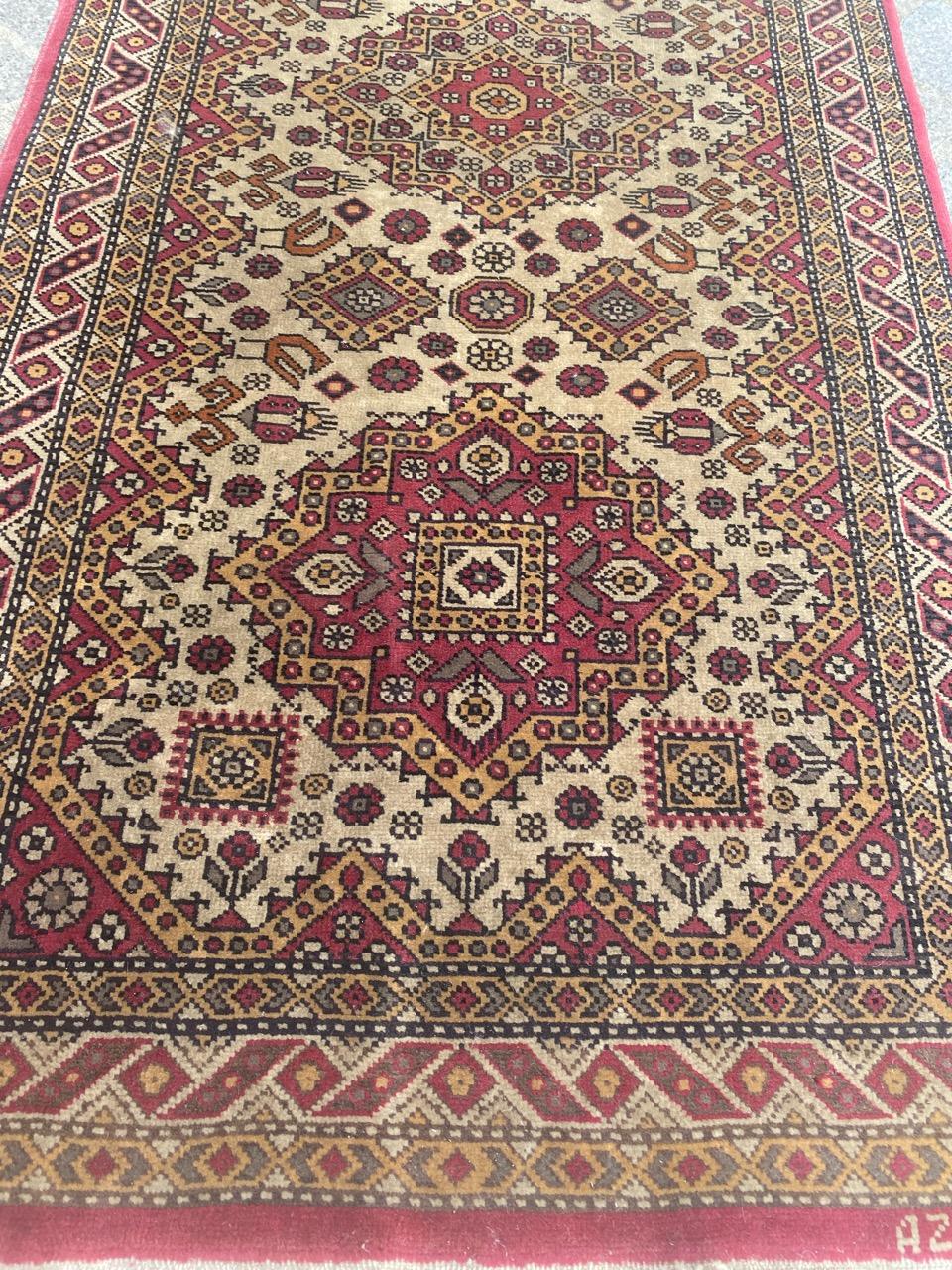 Hübscher kleiner aserbaidschanischer Vintage-Teppich (20. Jahrhundert) im Angebot
