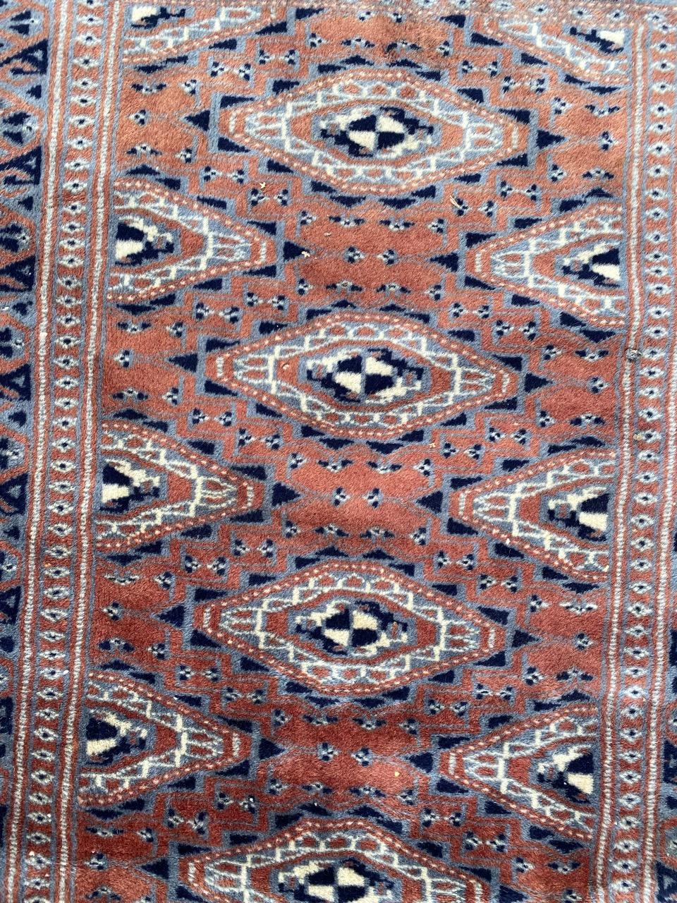Beautiful vintage Pakistan rug with nice geometrical design and beautiful colors, entirely and finely hand knotted with wool velvet on cotton foundation.

✨✨✨
