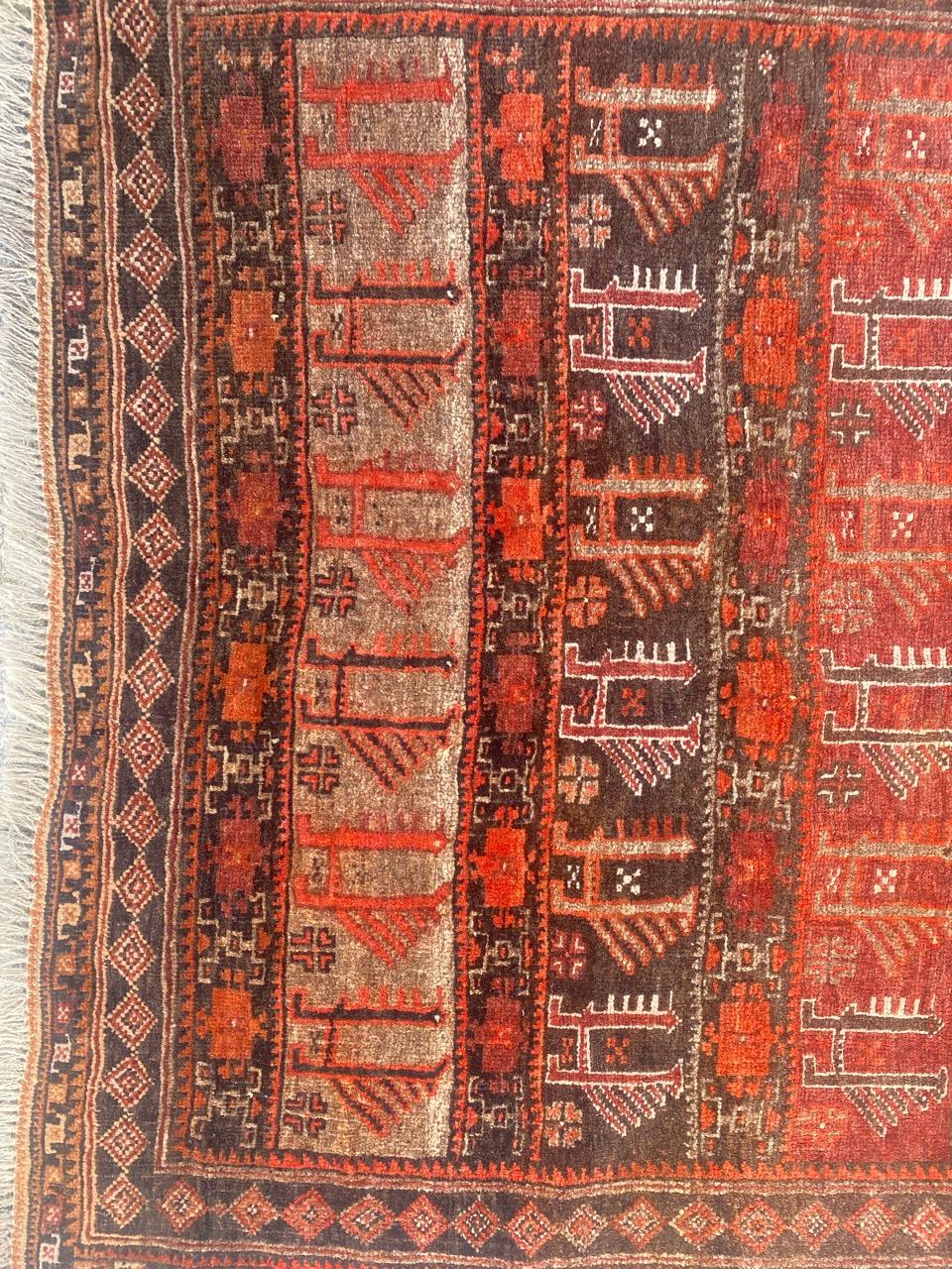 Joli tapis afghan Baluch du milieu du siècle avec un design tribal et de belles couleurs, entièrement et finement noué à la main avec du velours de laine sur une base de laine.

✨✨✨
