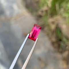 Graziosa gemma sciolta di tormalina rubellite a forma di baguette per anello 0,85 carati
