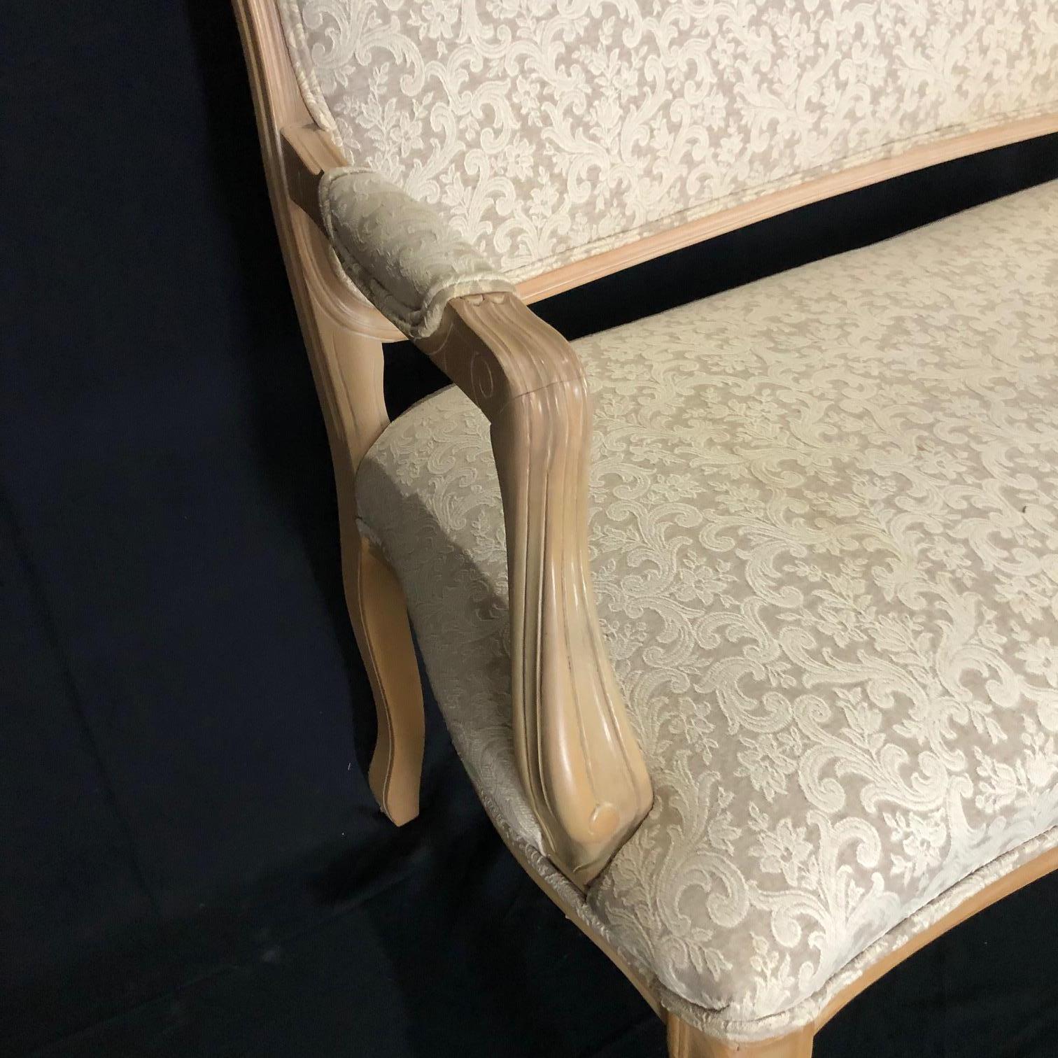 Loveseat francés de estilo Luis XIV con armazón macizo pintado de beige y tapicería de preciosos motivos neutros.
#5164.