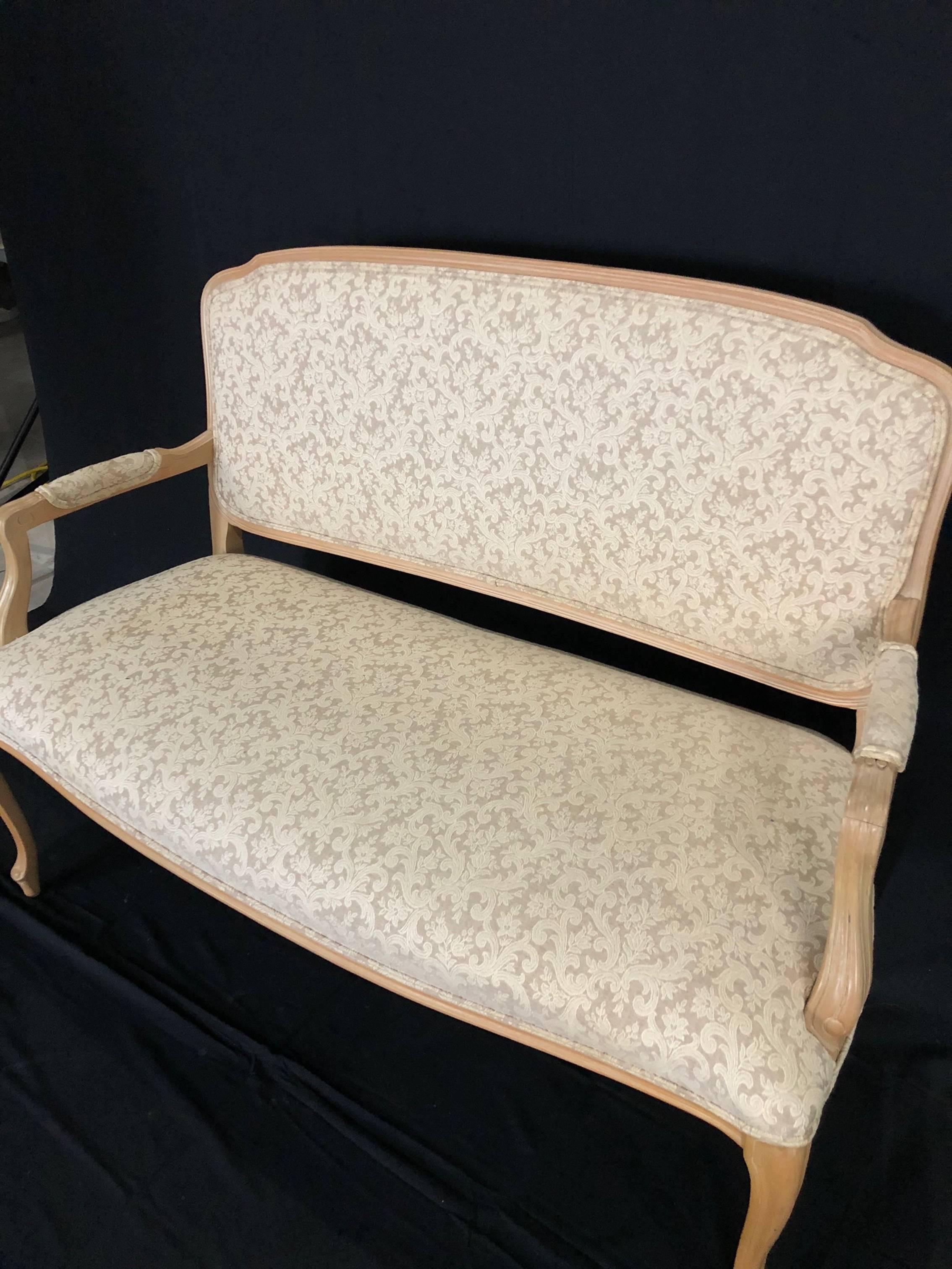 Schönes französisches Loveseat-Sofa im Louis XV.-Stil (Nordamerikanisch) im Angebot