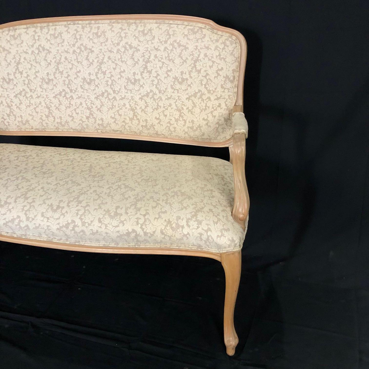 Bonito Sofá Loveseat Francés Estilo Luis XV en Bueno estado para la venta en Hopewell, NJ