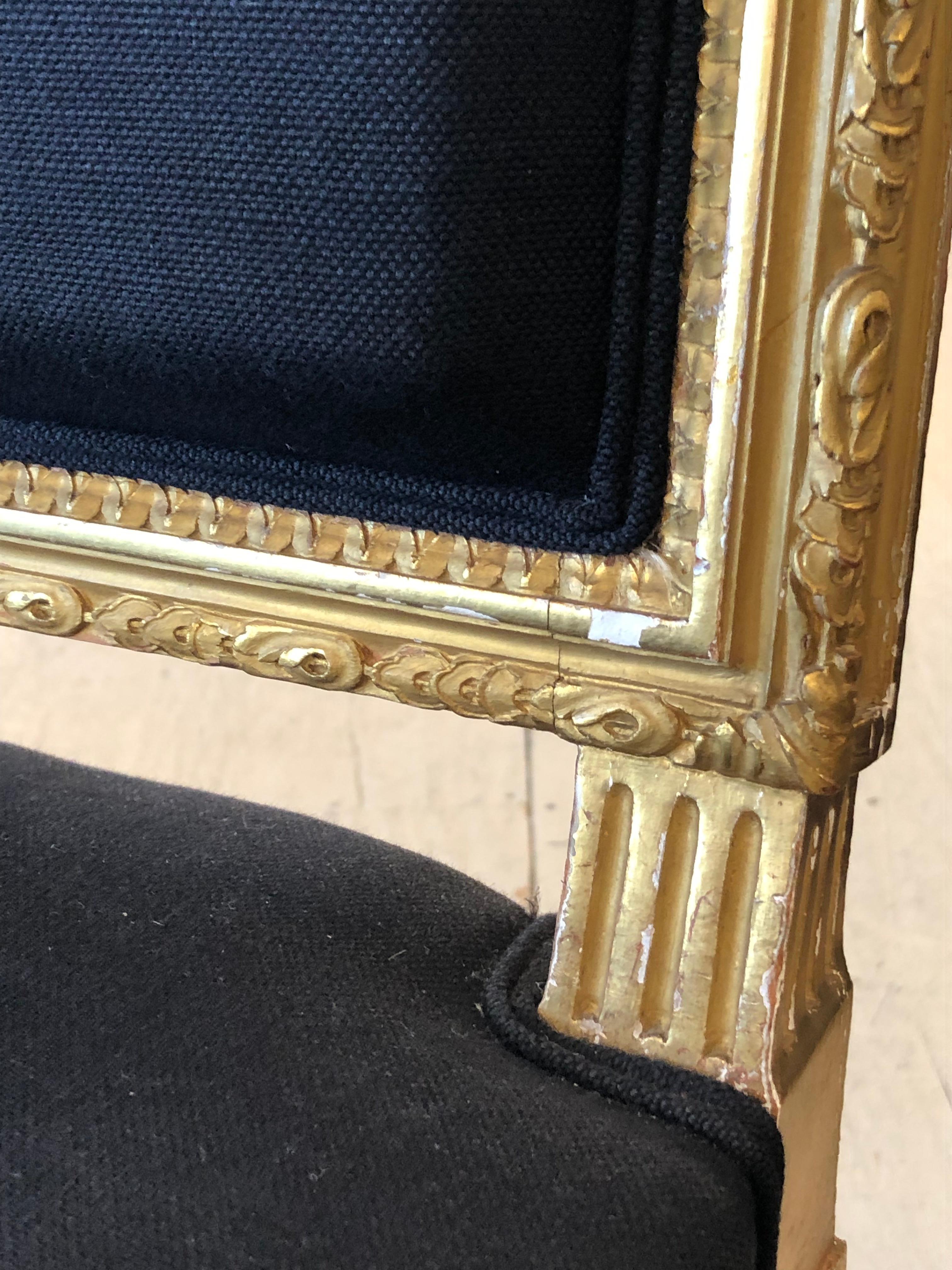 Hübsche Louis XVI Französisch Giltwood und gepolstert Fauteuils Beistelltische im Zustand „Gut“ im Angebot in Hopewell, NJ
