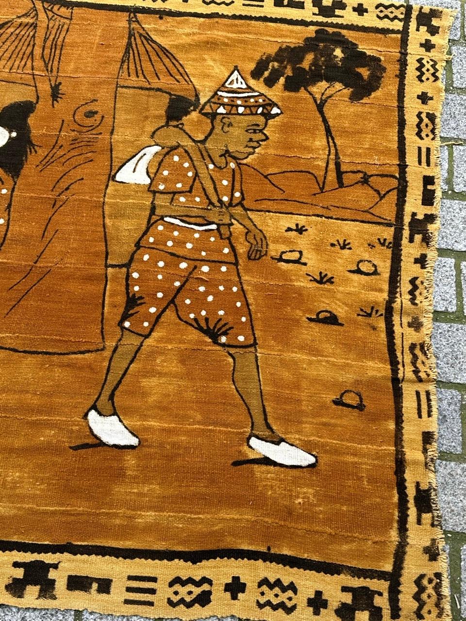 Schöner malischer Bogolan-Wandteppich aus der Mitte des Jahrhunderts mit einem schönen Stammes- und Handwerksmuster, das eine Szene aus einem Dorf zeigt. Vollständig handbemalt auf einer handgewebten Baumwollunterlage.
✨✨✨

