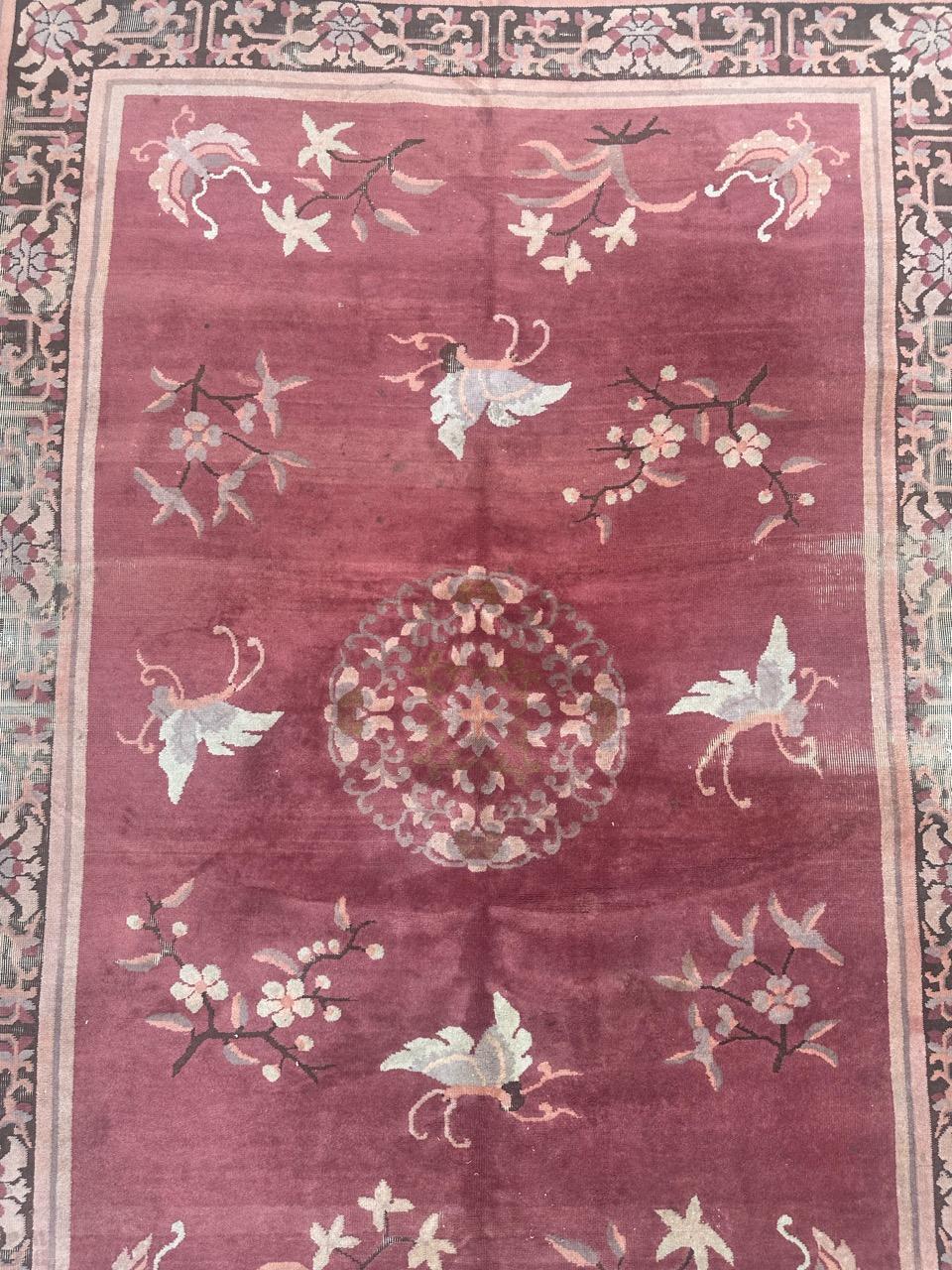 Pretty mid century distressed Chinese art deco design rug In Distressed Condition For Sale In Saint Ouen, FR
