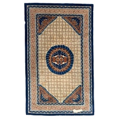 Bobyrug's Pretty mid century distressed Chinese rug (Joli tapis chinois du milieu du siècle dernier) 