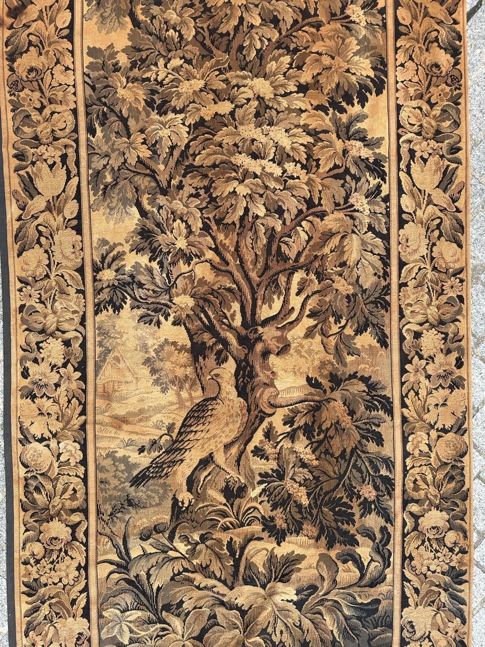 Sehr hübscher antiker französischer Wandteppich im Aubusson-Stil mit schönem Design aus der Nature mit einem Adler. Auf einem Jacquardwebstuhl aus Wolle und Baumwolle gewebt.
✨✨✨
