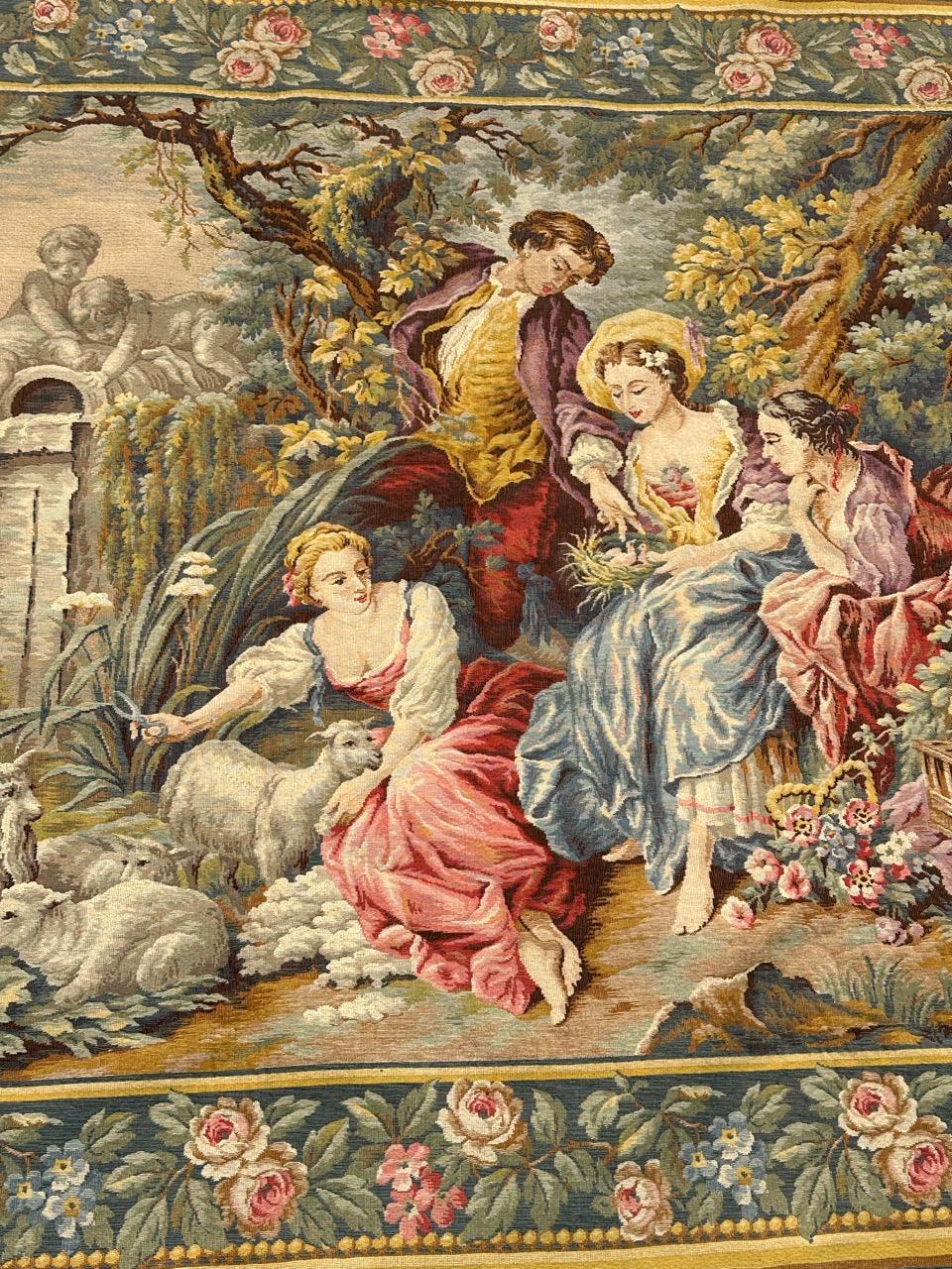 Scopri l'eleganza di questo arazzo Jaquar della metà del secolo scorso, un capolavoro Jacquard che ricorda lo stile di François Boucher. Con un design romantico, le vibranti tonalità di blu, giallo, verde, rosa e rosso creano una scena accattivante