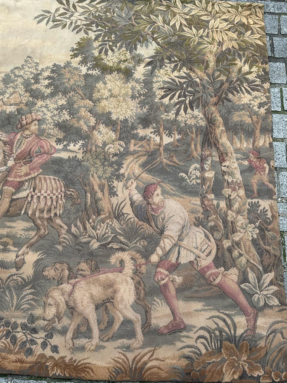 Scopri l'eleganza di questo squisito arazzo francese con un'incantevole scena  di una caccia principesca.
Questo arazzo raffigura una scena di caccia nobile o principesca, tipica degli arazzi delle Fiandre o di Aubusson del XVII e XVIII secolo.