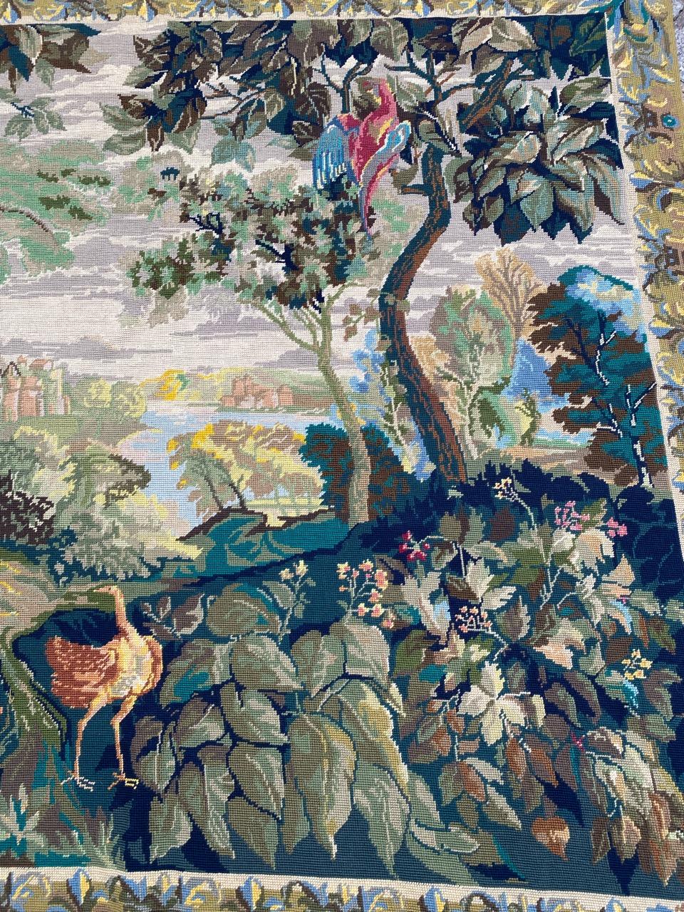 Exquisiter französischer Wandteppich mit einem herrlichen Gartenmotiv mit Vögeln und leuchtenden Farben. Handgestickt im Needlepoint-Verfahren mit hochwertiger Wolle. Ein schönes Kunstwerk, das jeden Raum aufwertet.

✨✨✨
