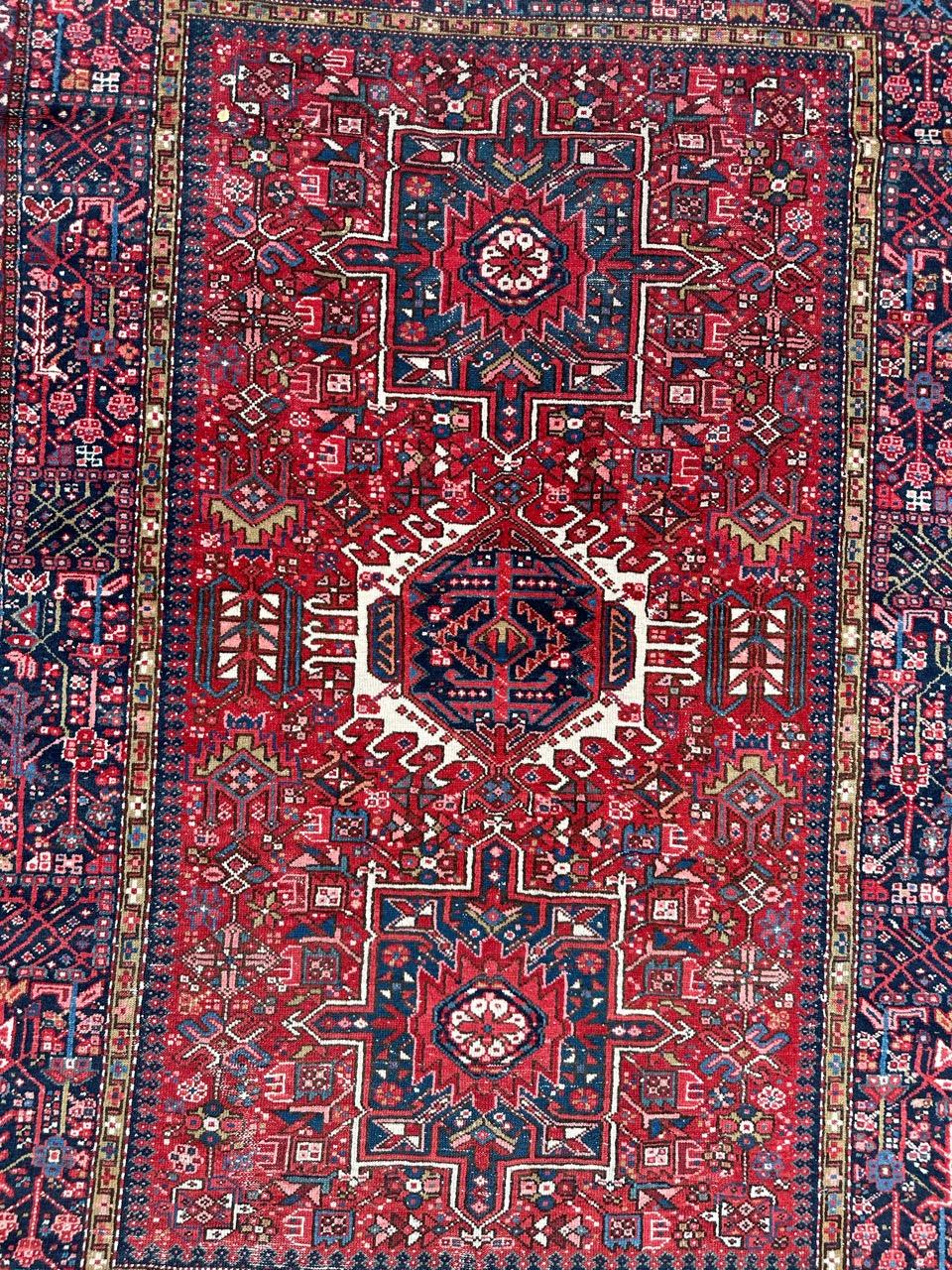 Pretty mid 20th century Heriz rug with nice geometrical design and stylized designs, with beautiful natural colours with red background, blue, navy blue, green, pink and white, entirely hand knotted with wool on cotton foundation.
Small wears due to