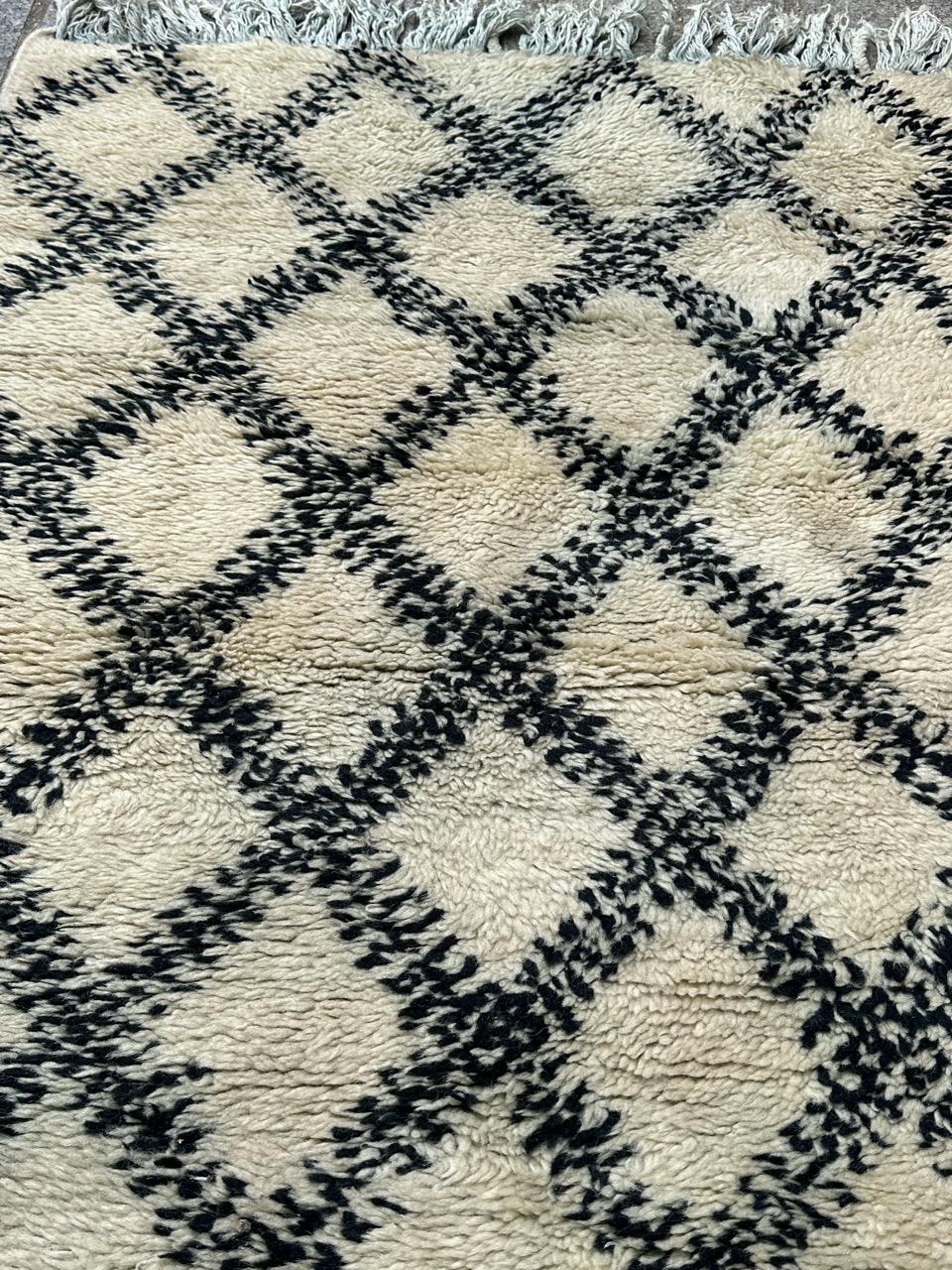 Joli tapis berbère marocain beni ouarain du milieu du siècle dernier en vente 2