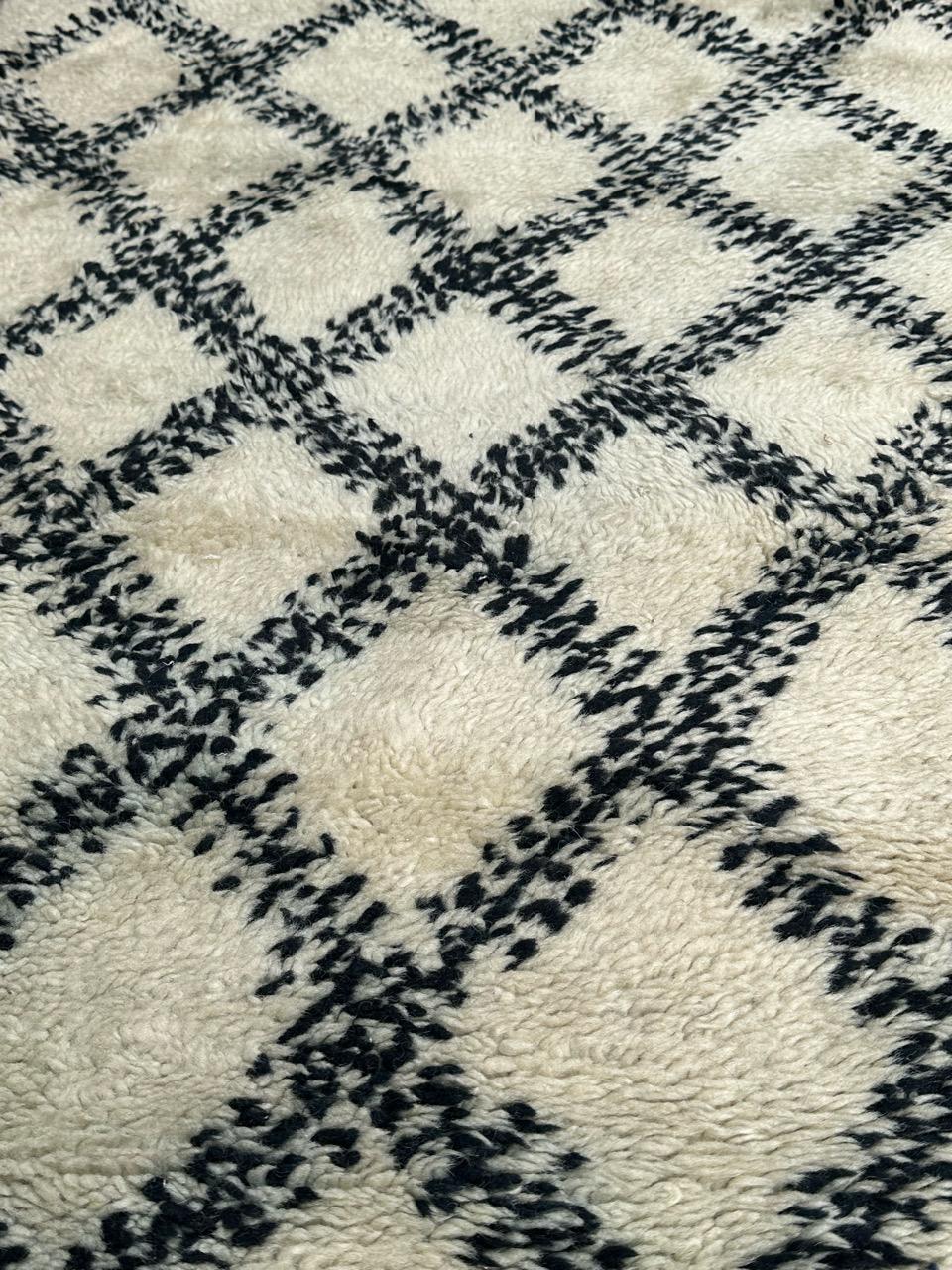 Joli tapis berbère marocain beni ouarain du milieu du siècle dernier en vente 3