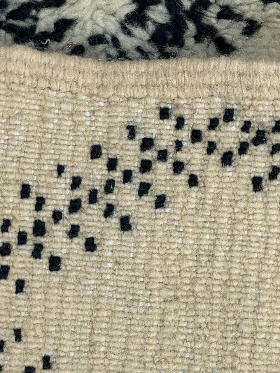 Joli tapis berbère marocain beni ouarain du milieu du siècle dernier en vente 4