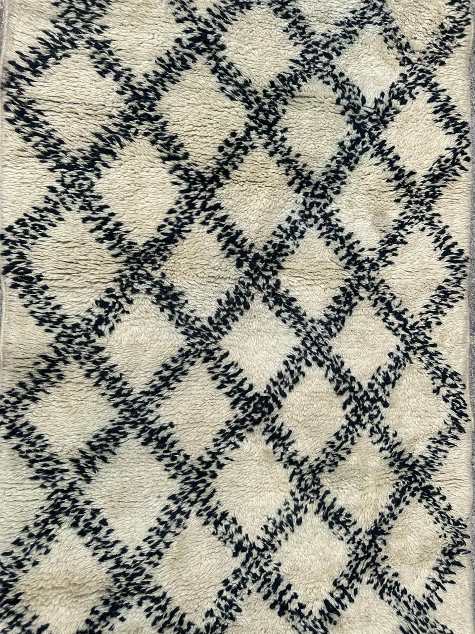 Joli tapis marocain tribal Beni Ouarain du milieu du siècle, à motifs géométriques et à champ blanc,  de couleur noire, entièrement nouée à la main avec de la laine sur une base de coton. 

✨✨✨
