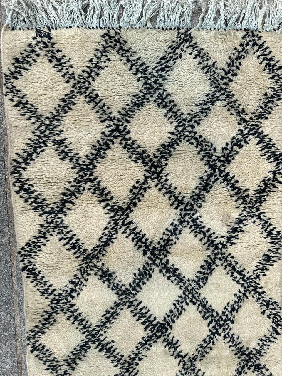 Tribal Joli tapis berbère marocain beni ouarain du milieu du siècle dernier en vente