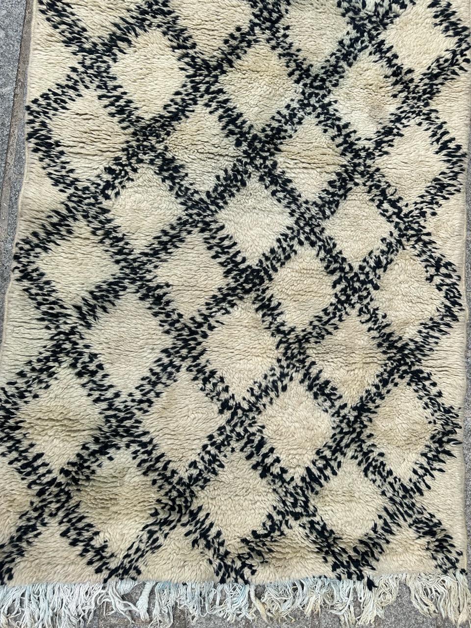 Marocain Joli tapis berbère marocain beni ouarain du milieu du siècle dernier en vente