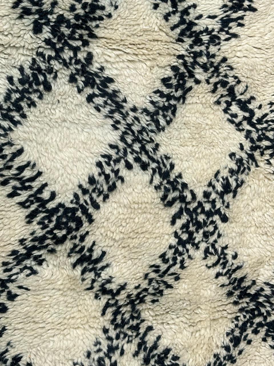Noué à la main Joli tapis berbère marocain beni ouarain du milieu du siècle dernier en vente