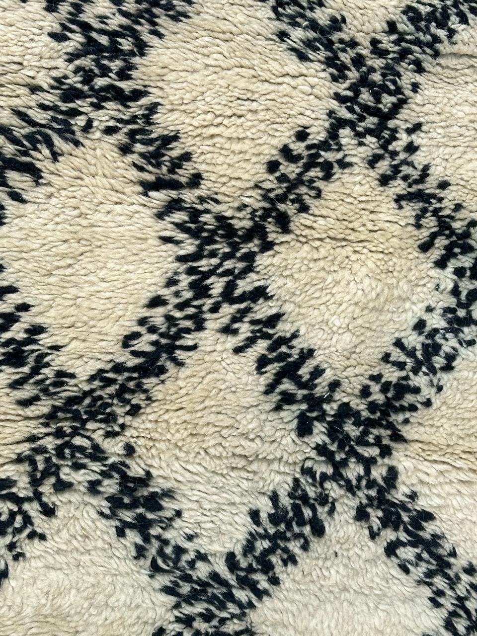 Joli tapis berbère marocain beni ouarain du milieu du siècle dernier Bon état - En vente à Saint Ouen, FR