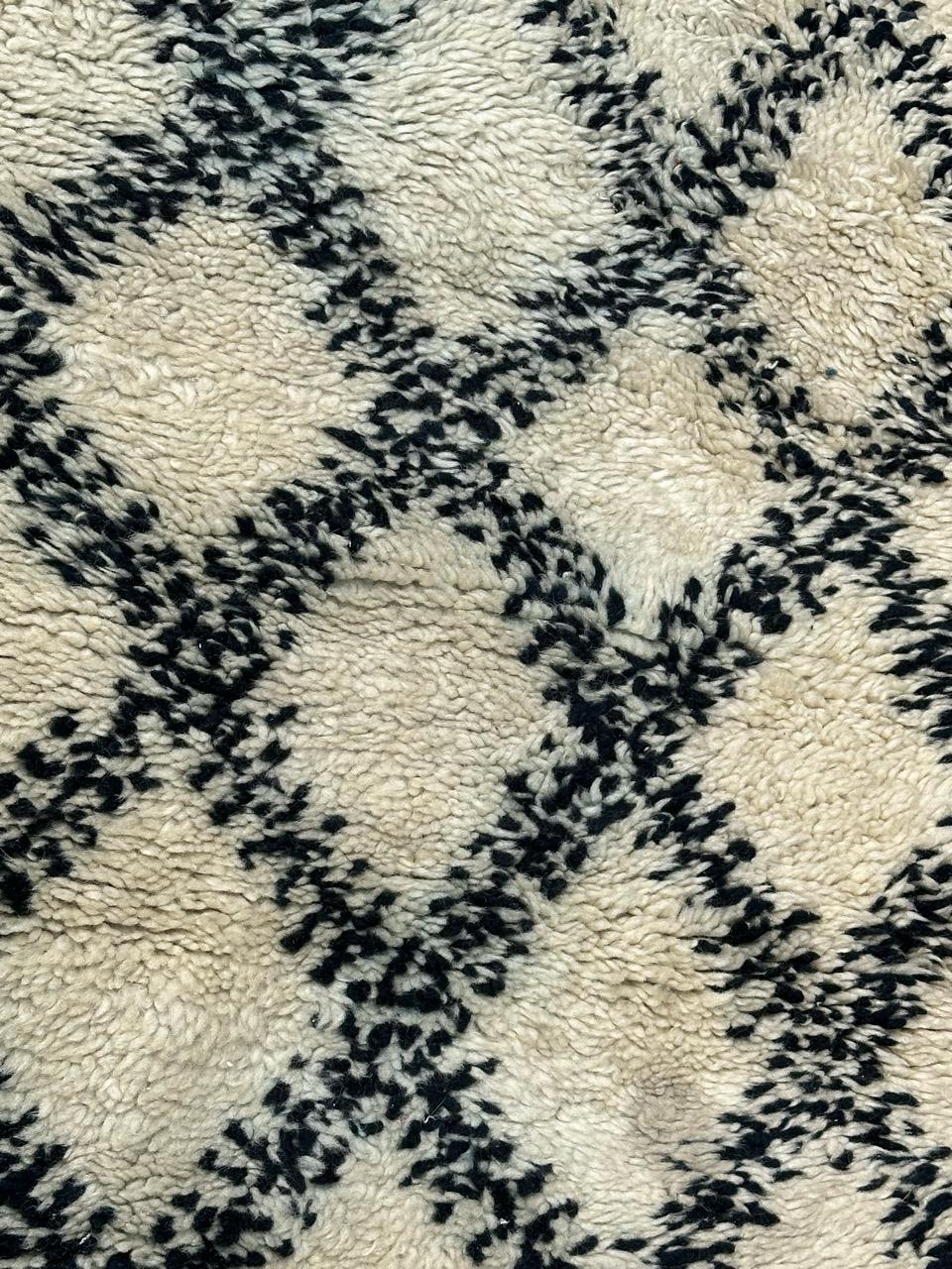 20ième siècle Joli tapis berbère marocain beni ouarain du milieu du siècle dernier en vente