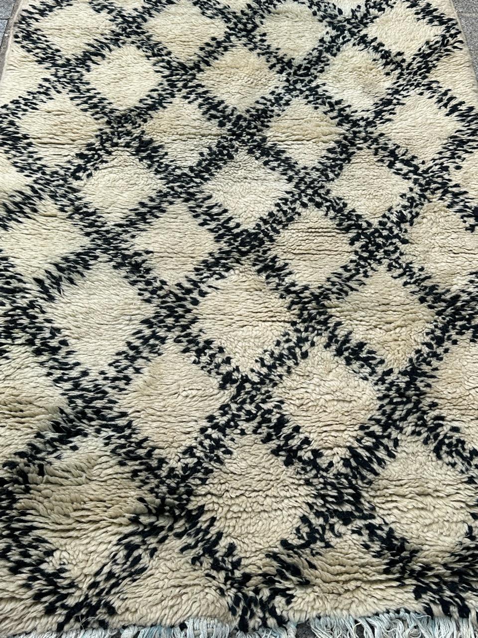 Joli tapis berbère marocain beni ouarain du milieu du siècle dernier en vente 1